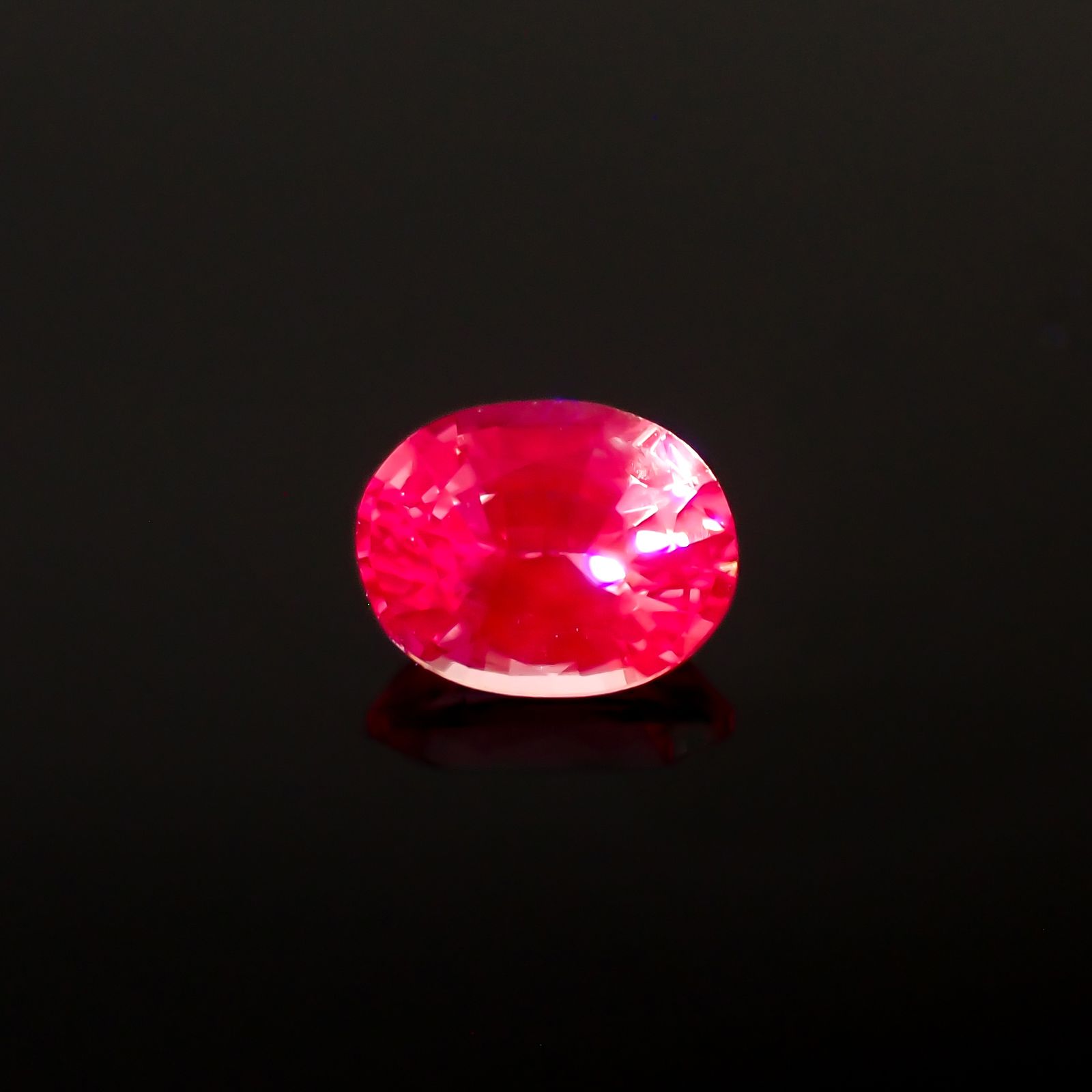 ネオンピンクサファイア スリランカ産 0.31ct[230421531]4.3x3.4mm前後