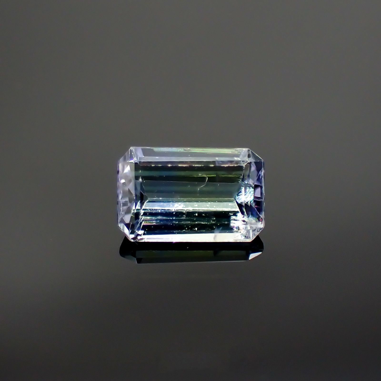 パーティカラータンザナイト(宝石名パーティカラード・ゾイサイト) タンザニア産 0.929ct ソ付(彩珠)[210711849]7×4.5mm前後
