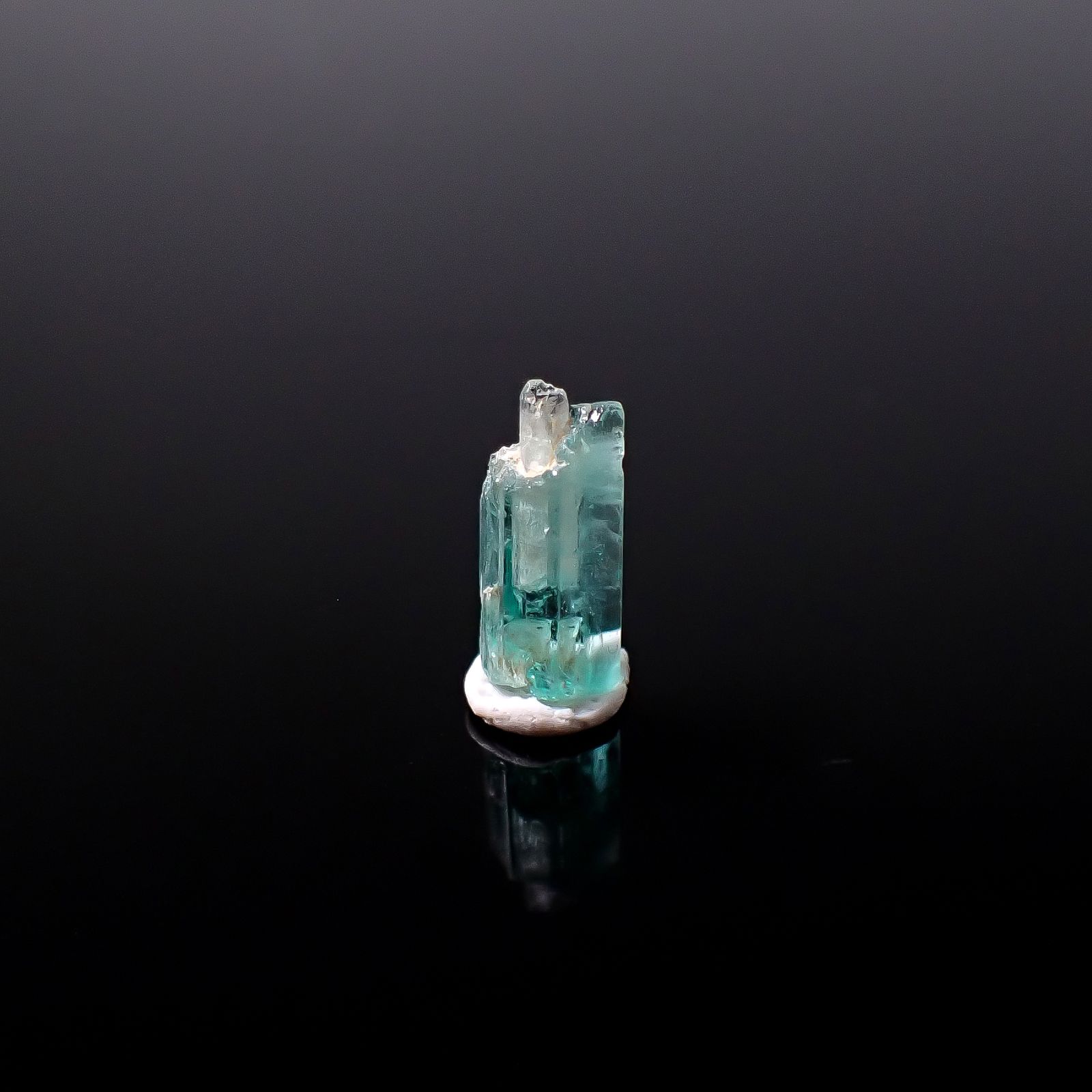 ミントベリル柱状結晶 原石 ナイジェリア産 1.10ct / 9.7x4.3mm前後 [251231425]