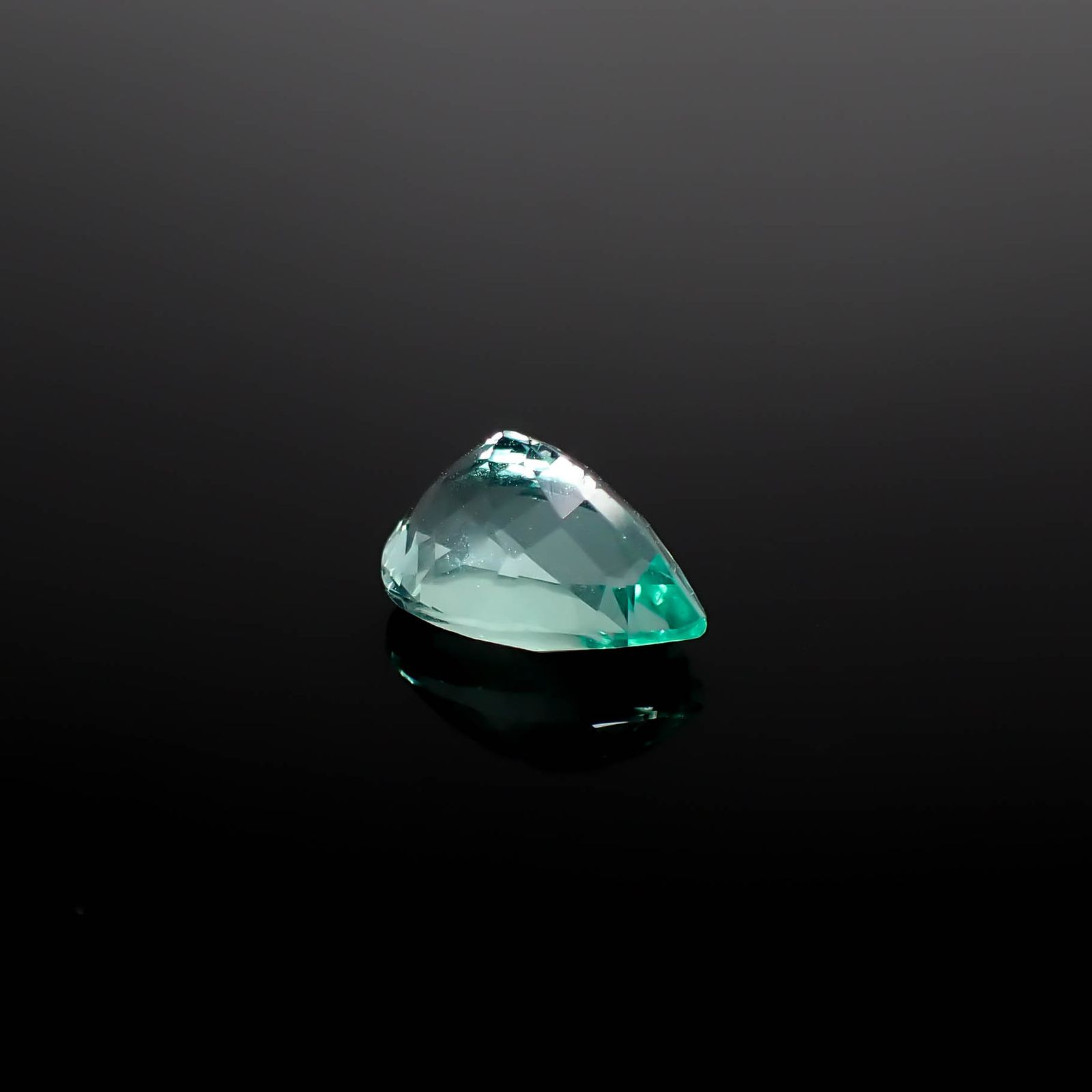 フローライト フルオレッセンス ジンバブエ産 2.21ct [250630510]9.8x6.9mm前後