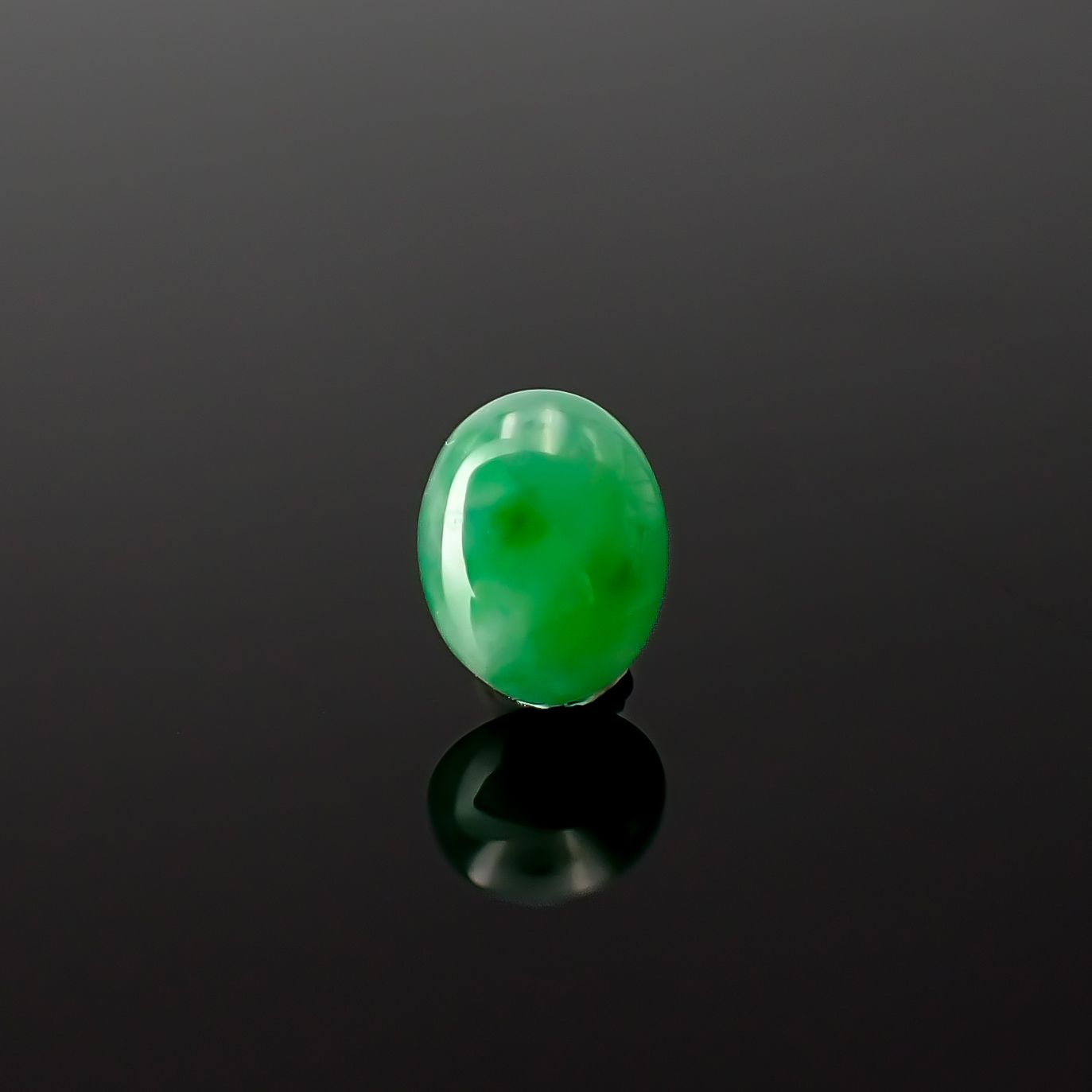 翡翠 ビルマ産 0.63ct / 6.5x5.1mm前後 [260532111]