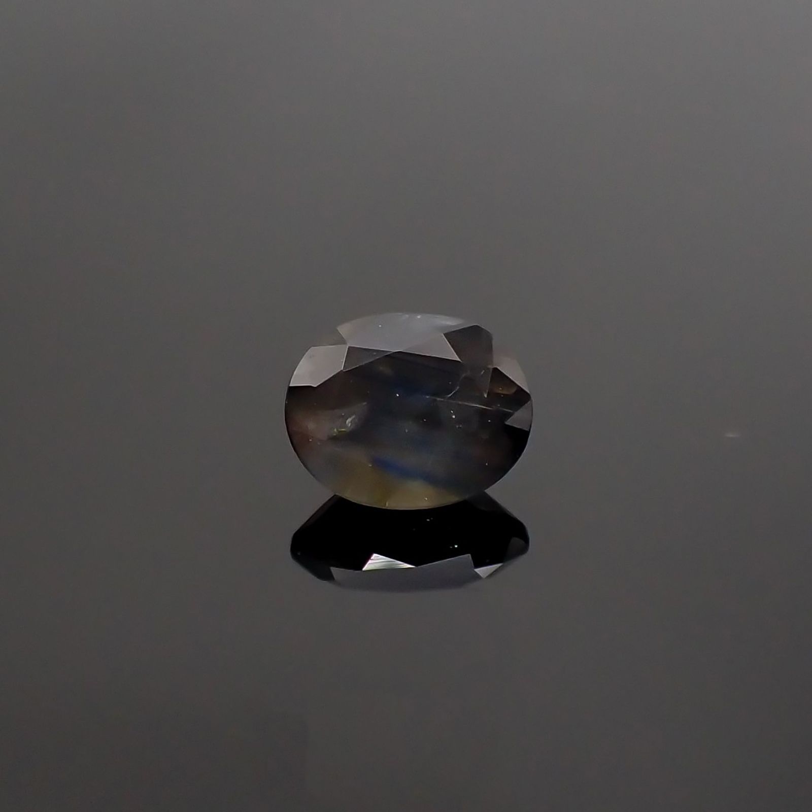 ゴールドシーンサファイア非加熱(宝石名シーン・サファイア) ケニア産 0.94ct 識別済[250711630]6.4×5.1mm前後