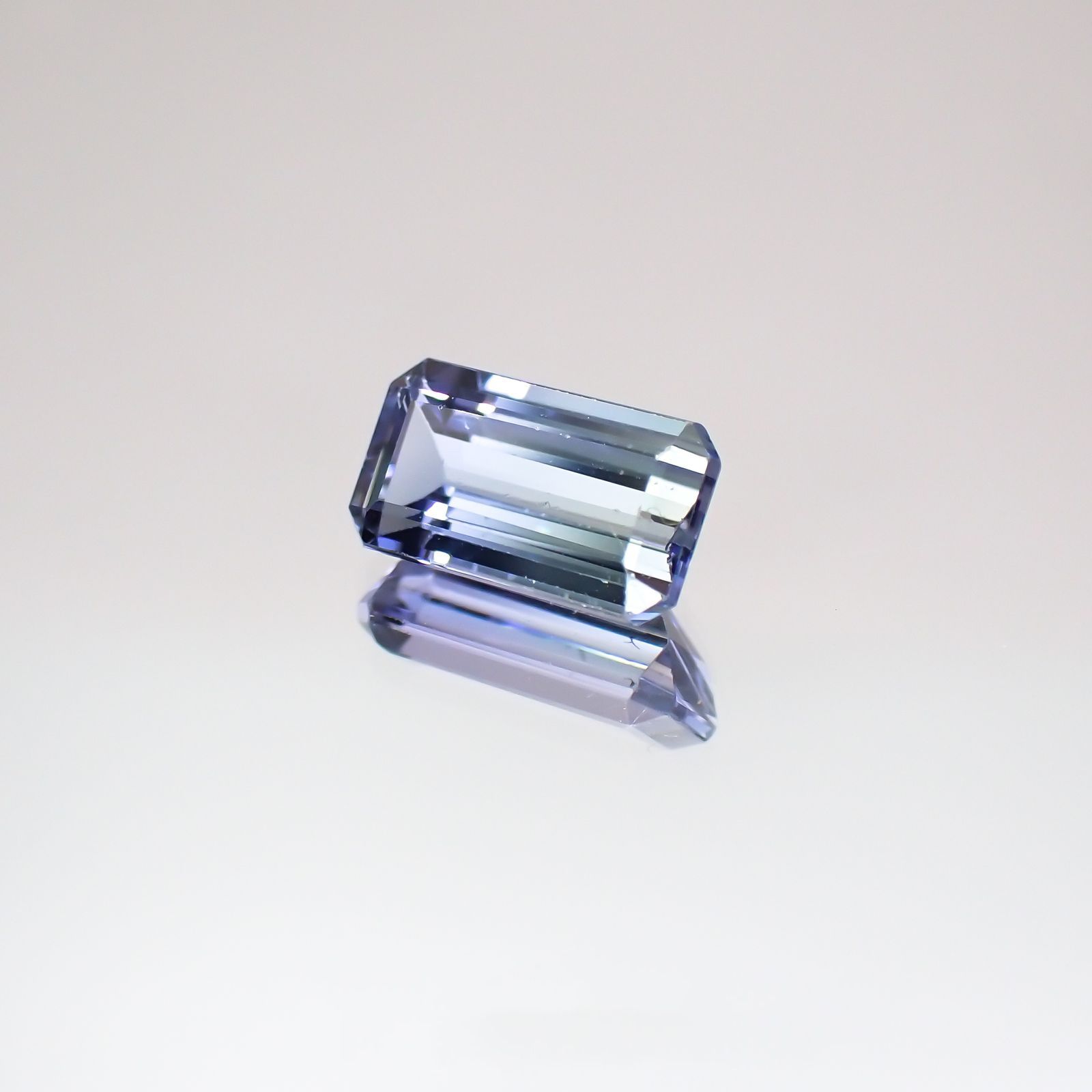 バイカラータンザナイト非加熱(宝石名バイカラー・ゾイサイト) タンザニア産 0.66ct 識別済[210610945]6.6×3.6mm前後