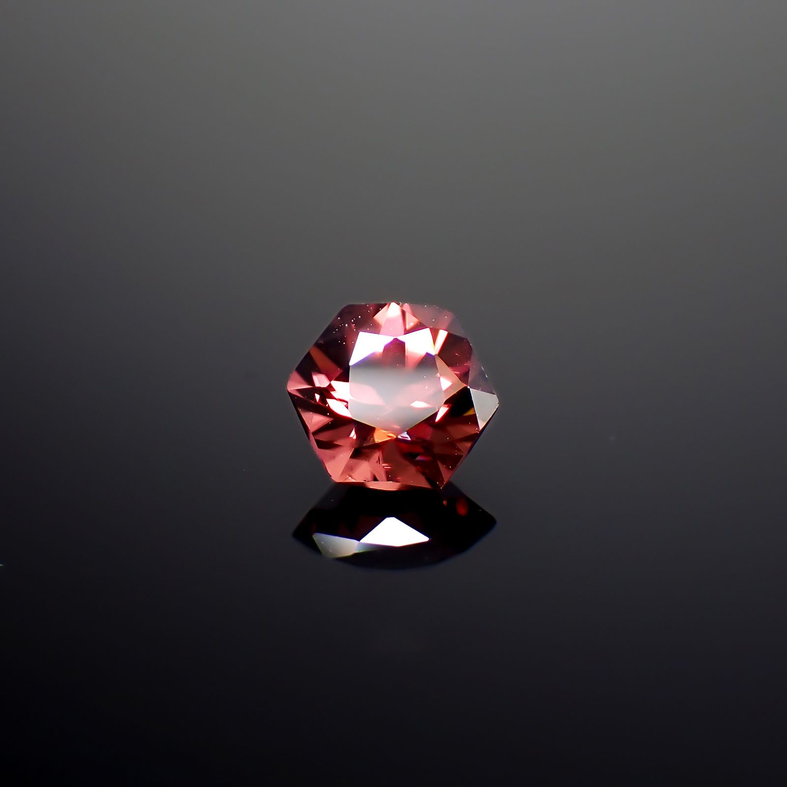 ◇ヘキサゴンカット◇レッドジルコン(宝石名ジルコン)スリランカ/カンボジア産 識別済 0.81ct / 4.9x4.9mm前後 [260732555]