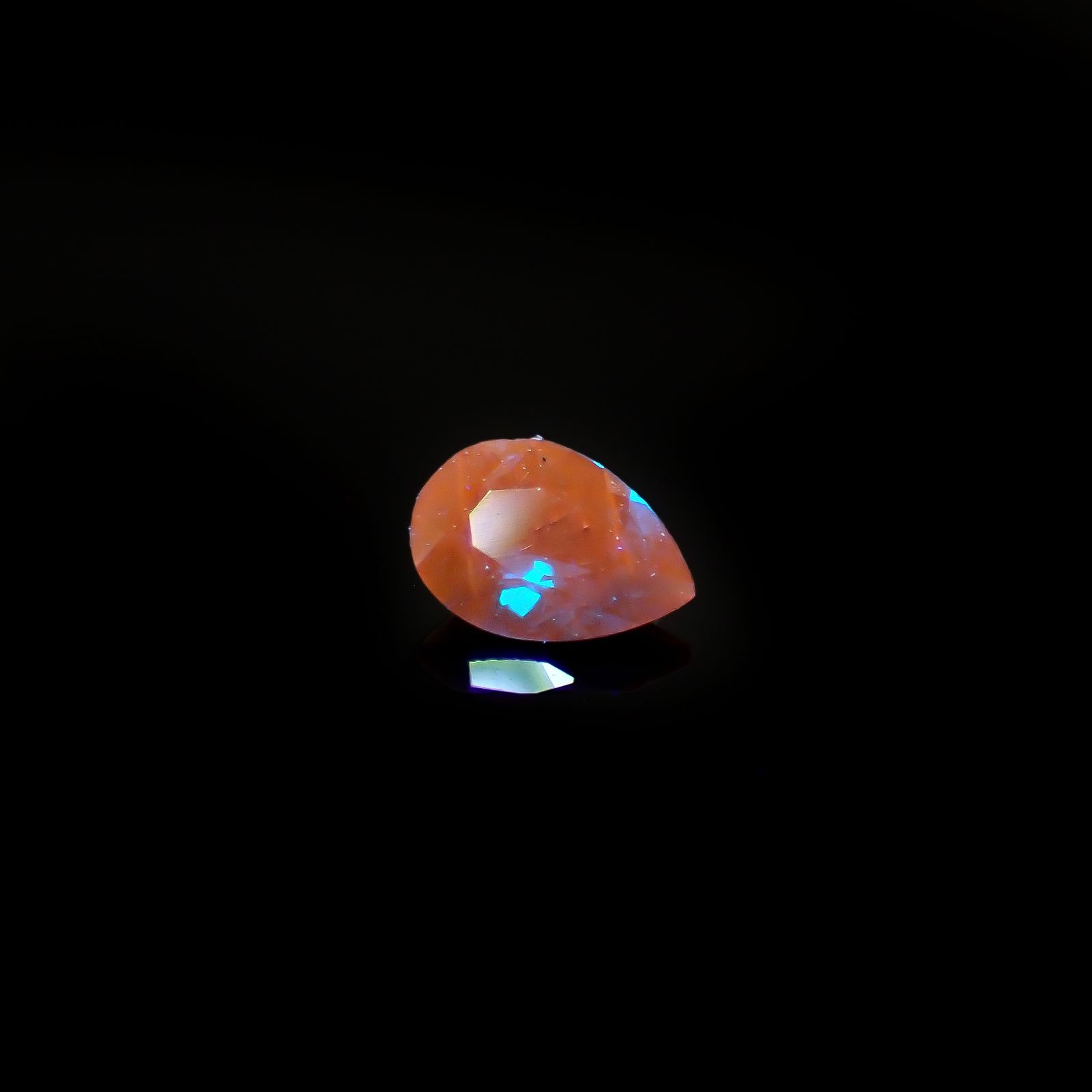 アウイナイト フルオレッセンス(宝石名アウイナイト)ドイツ産 0.085ct 識別済[240527501]3.9x2.8mm前後