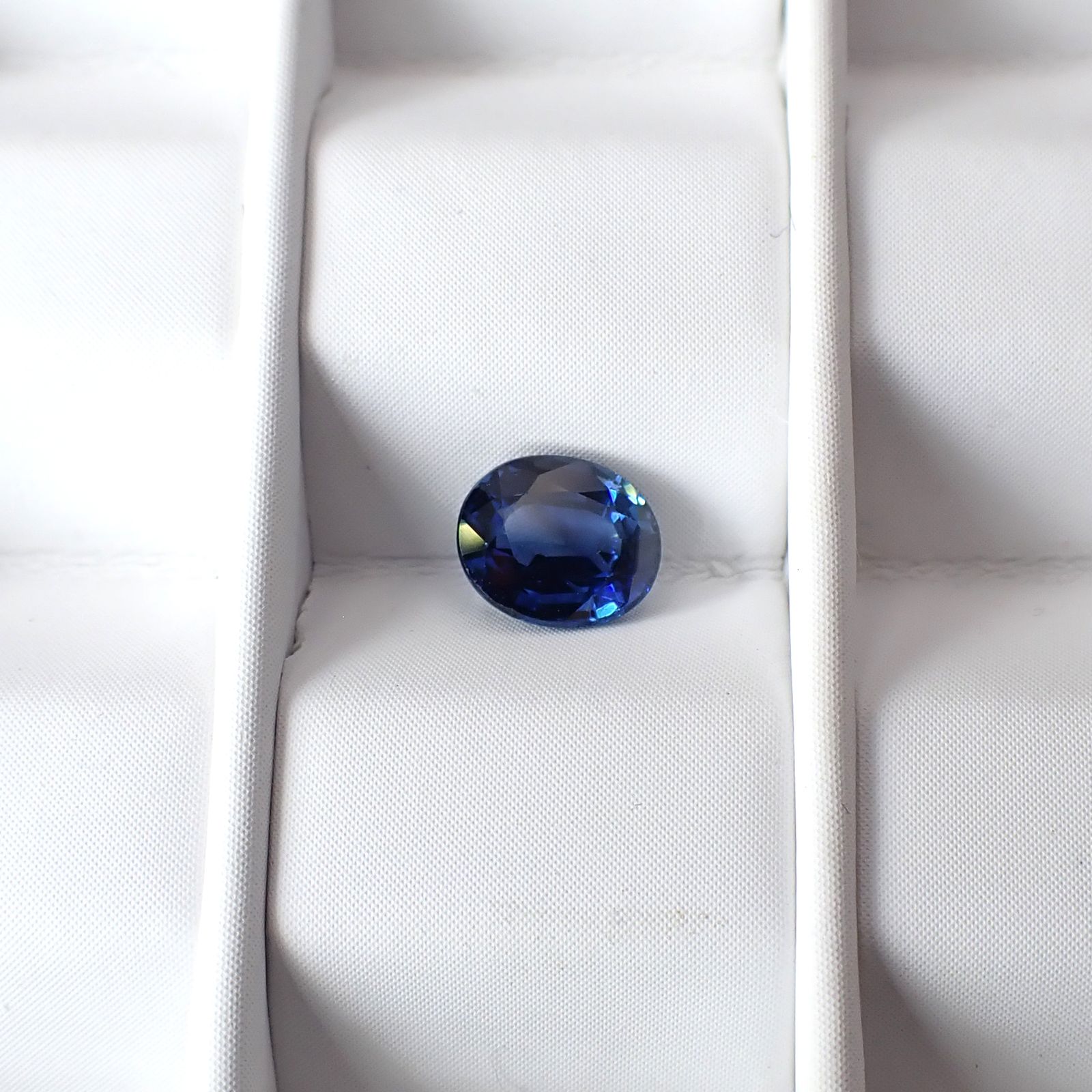 サファイア スリランカ/マダガスカル産 0.69ct / 5.6x4.7mm前後 [251031224]