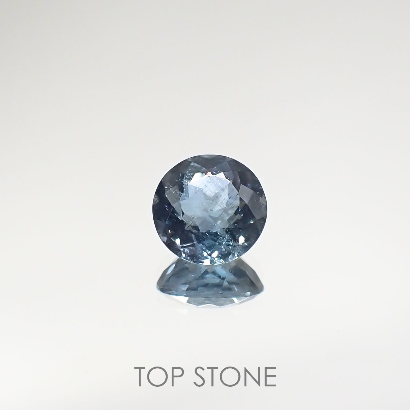 サンタマリアアクアマリン(宝石名アクアマリン)ブラジル産 0.626ct ソ付(彩珠)[210711892]5.5×5.5mm前後