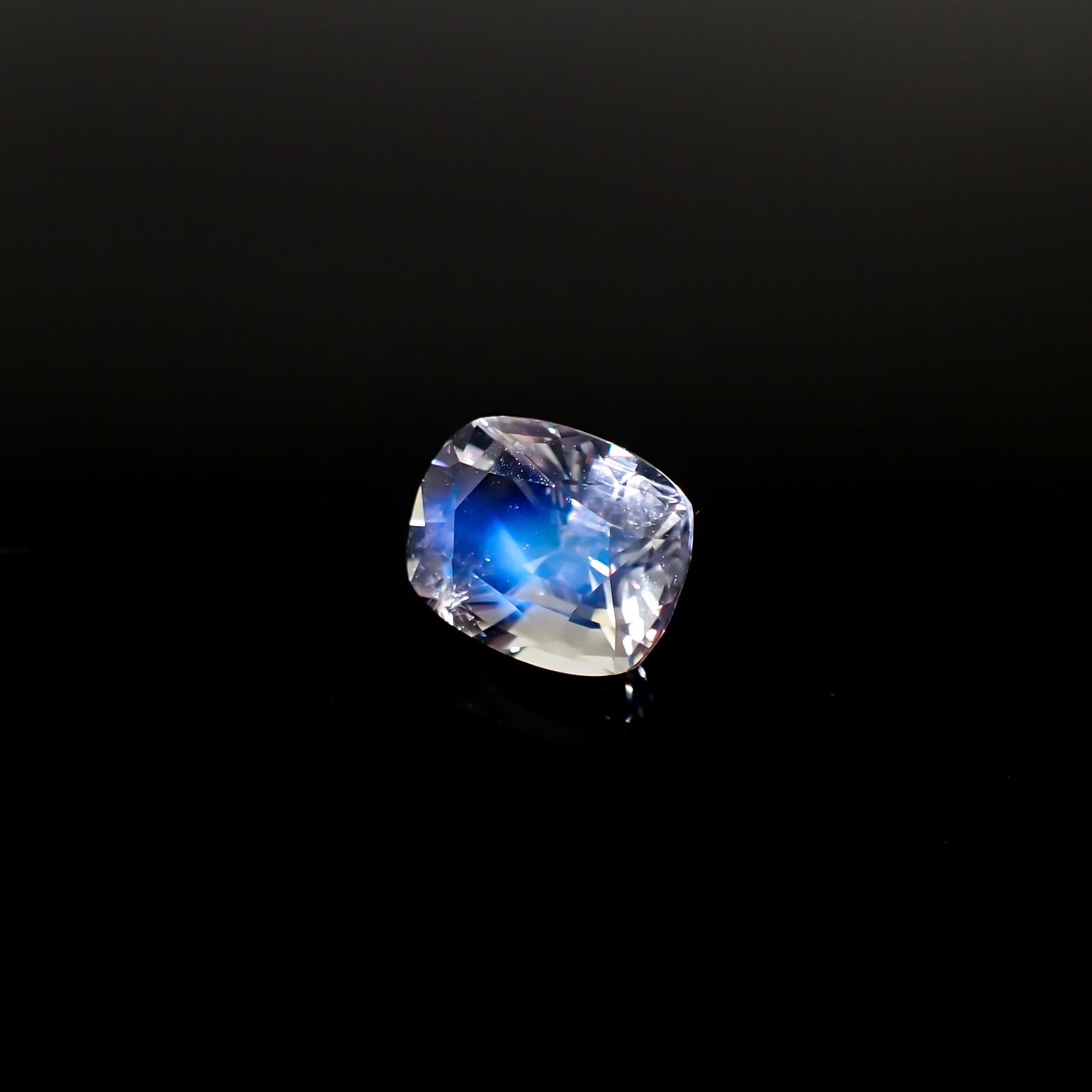 レインボームーンストーン(宝石名ラブラドライト)マダガスカル産 2.526ct ソ付(彩珠)[240326941]9.4x7.4mm前後
