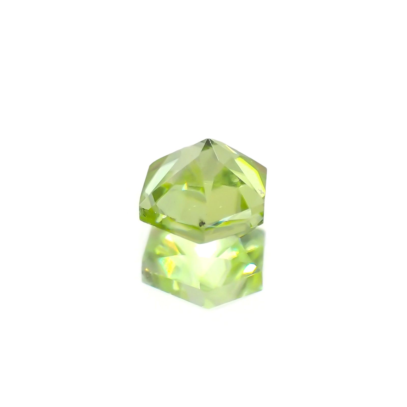 ◇ヘキサゴンカット◇スフェーン(宝石名スフェーン)マダガスカル産 識別済 0.39ct / 4x4mm前後 [231224439]