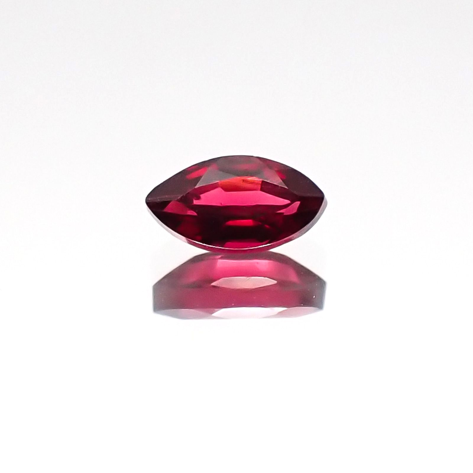 レッドスピネル(宝石名レッド・スピネル)タンザニア産 0.19ct 識別済[231124097]4.8x2.6mm前後