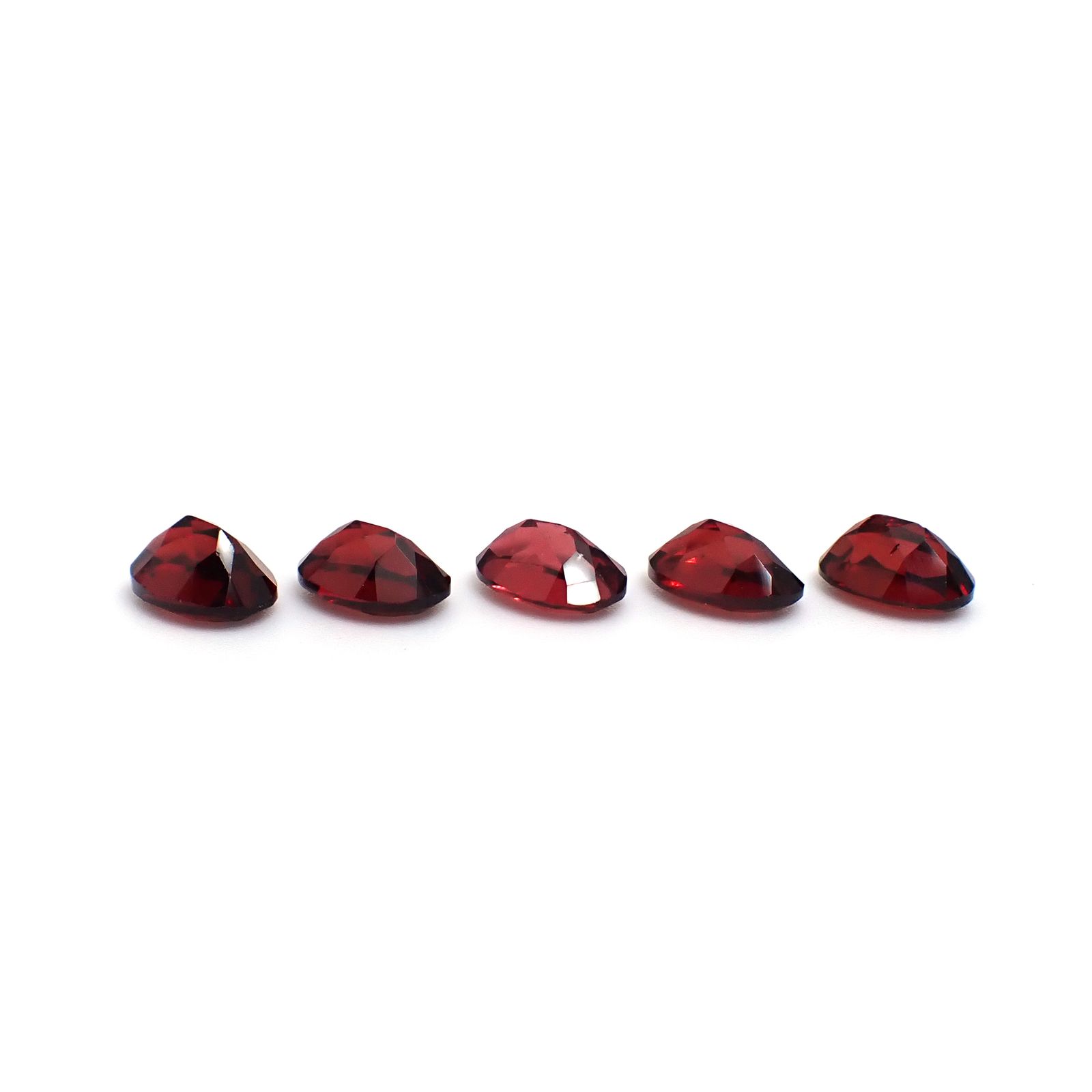 ◇ランダムセレクト◇パイロープアルマンディンガーネット モザンビーク産 約0.95ct / 7x5mm前後 [260532204]