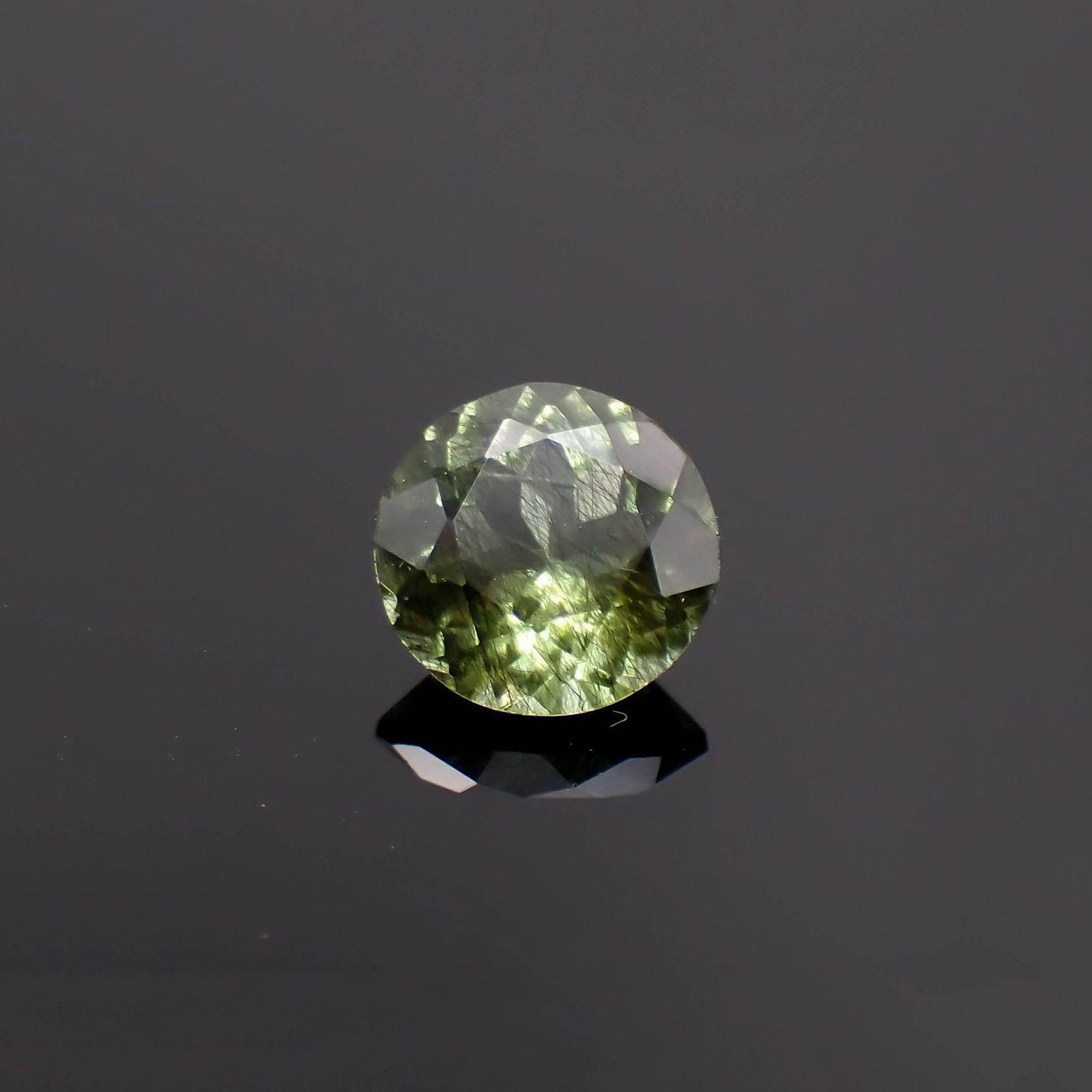 ルドウィジャイトインペリドット パキスタン産 1.48ct / 7.3x7.1mm前後 [260419512]