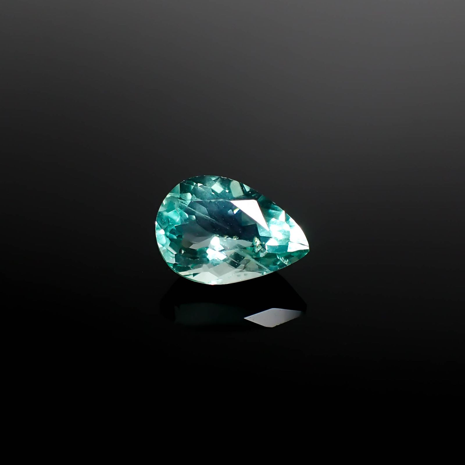 フローライト フルオレッセンス ジンバブエ産 2.21ct [250630510]9.8x6.9mm前後