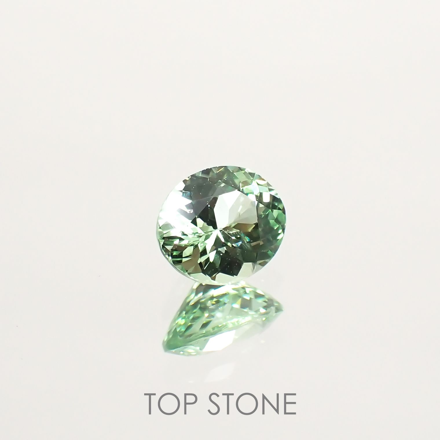 ミントガーネット(宝石名グリーン グロッシュラー・ガーネット) タンザニア産 0.667ct ソ付(彩珠)[210711921]5.5×4.8mm前後