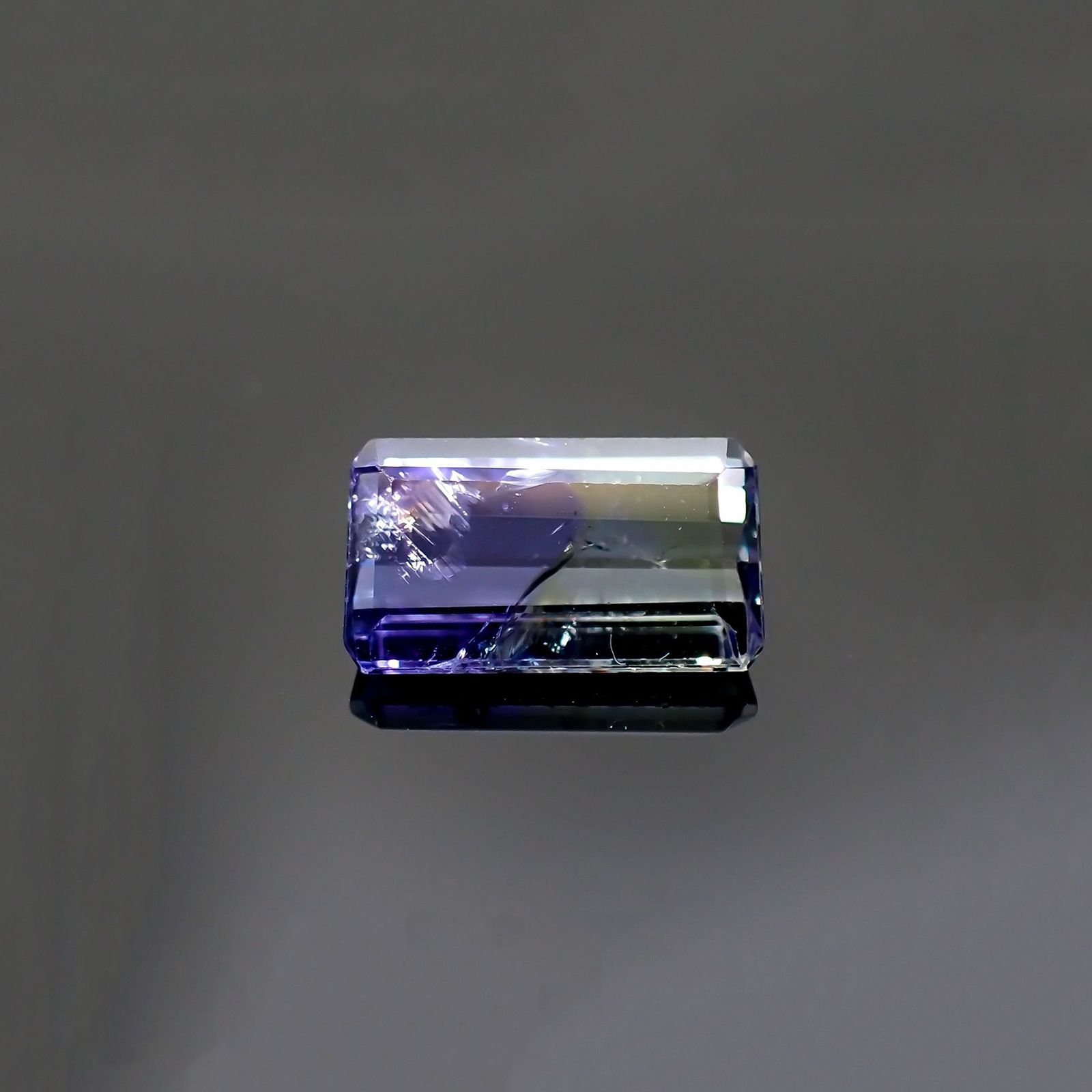 バイカラータンザナイト(宝石名バイカラー・ゾイサイト) タンザニア産 ソ付(彩珠) 2.107ct / 9.8x5.7mm前後 [210410781]