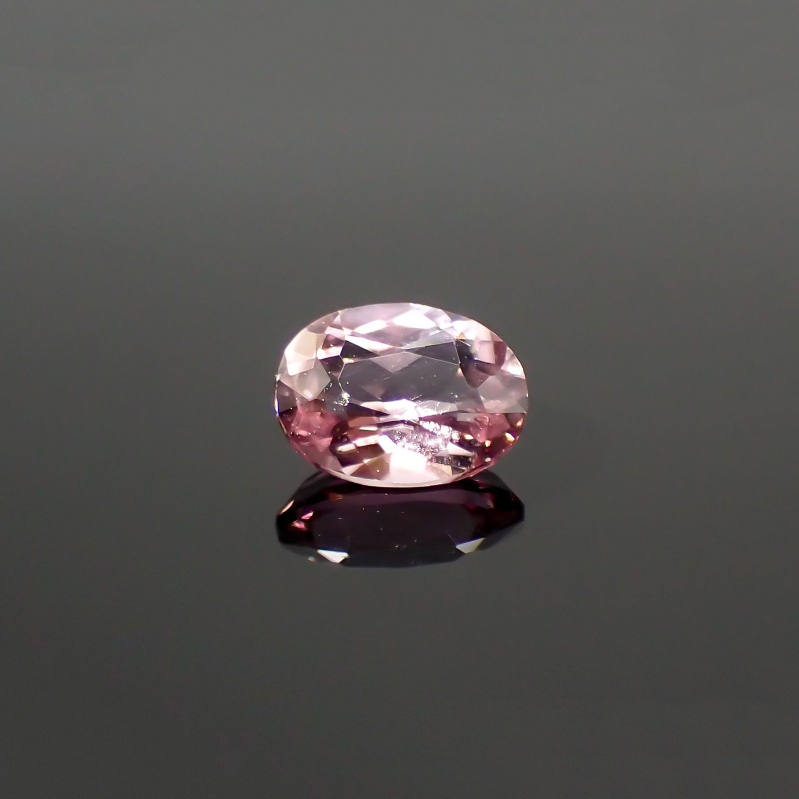ピンクダイアスポア(宝石名ダイアスポア) アフガニスタン産 識別済 0.38ct / 5.2x3.8mm前後 [210912433]