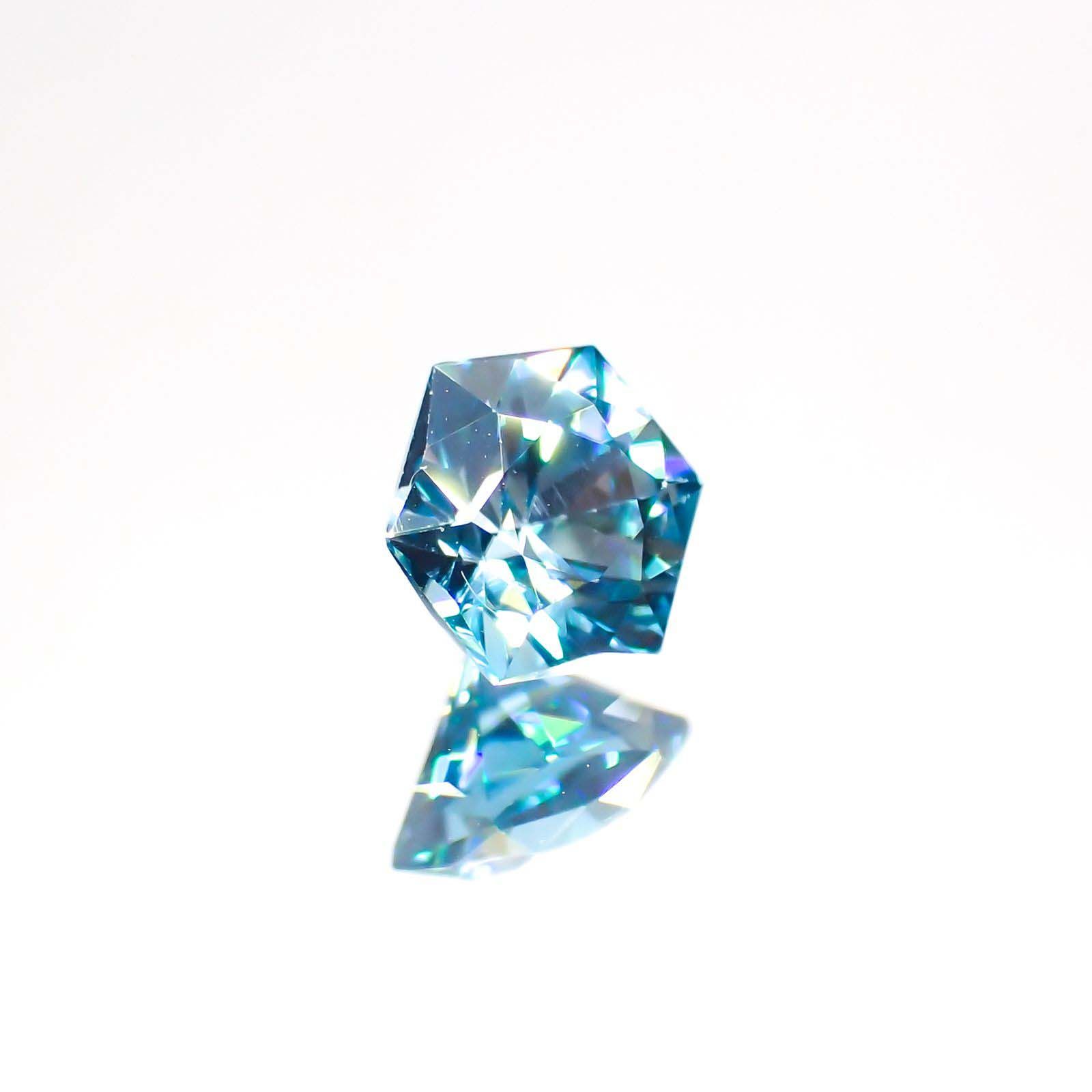 ◇ヘキサゴンカット◇ブルージルコン(宝石名ジルコン)カンボジア産 0.78ct 識別済[220113995]4.9x4.8mm前後