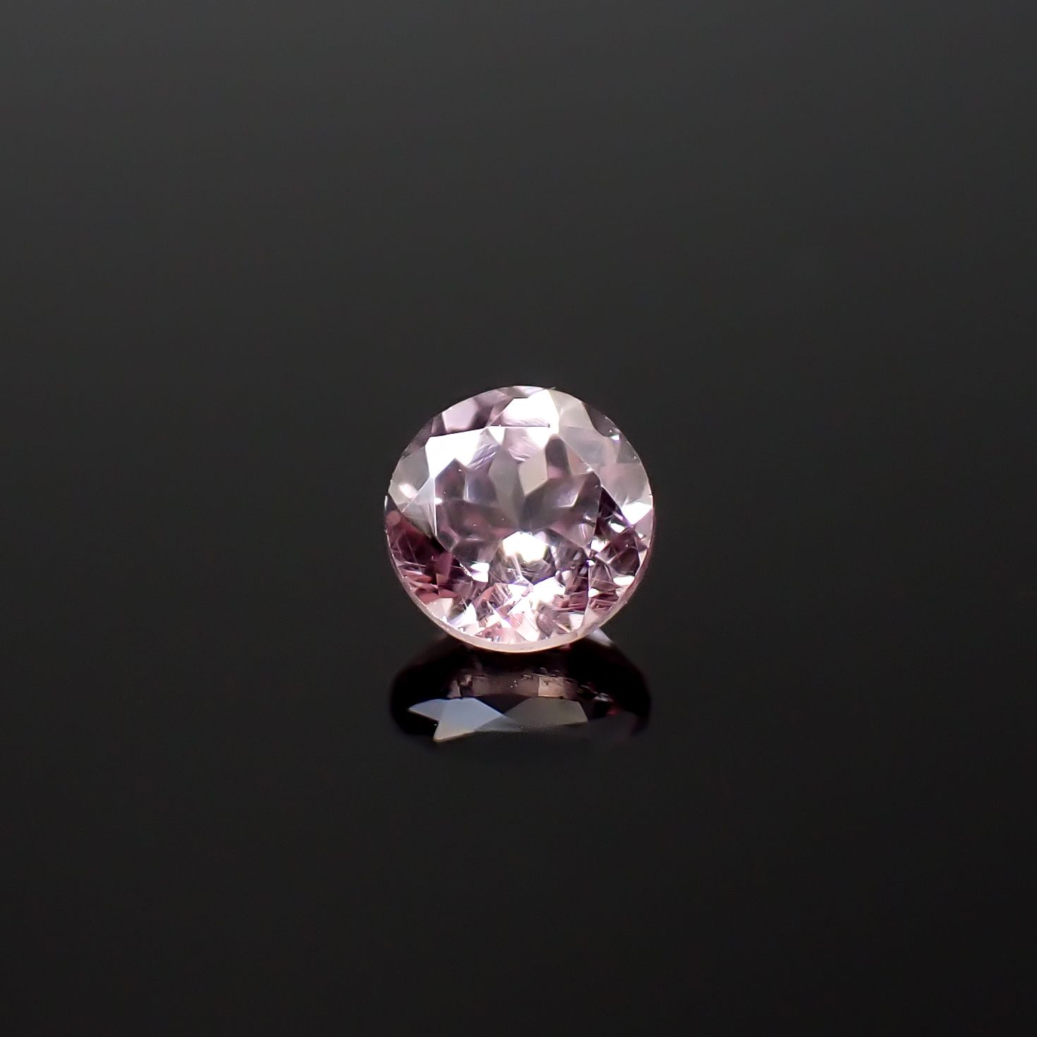 ドラゴンガーネット タンザニア産 0.50ct / 4.5x4.5mm前後 [260532244]
