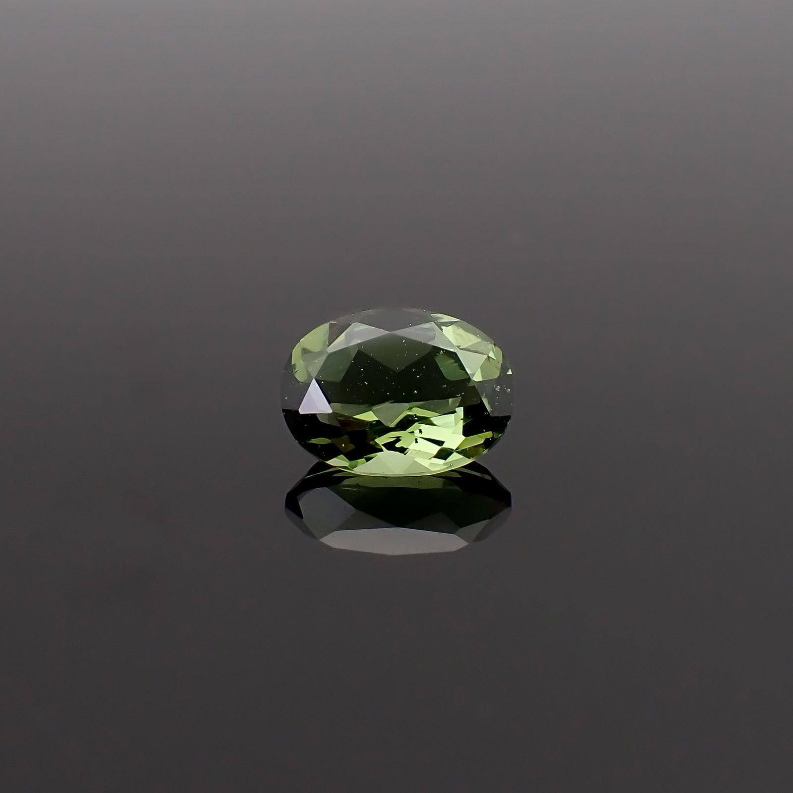モルダバイト 発見地：旧チェコスロバキア 1.02ct / 8x6mm前後 [260832692]