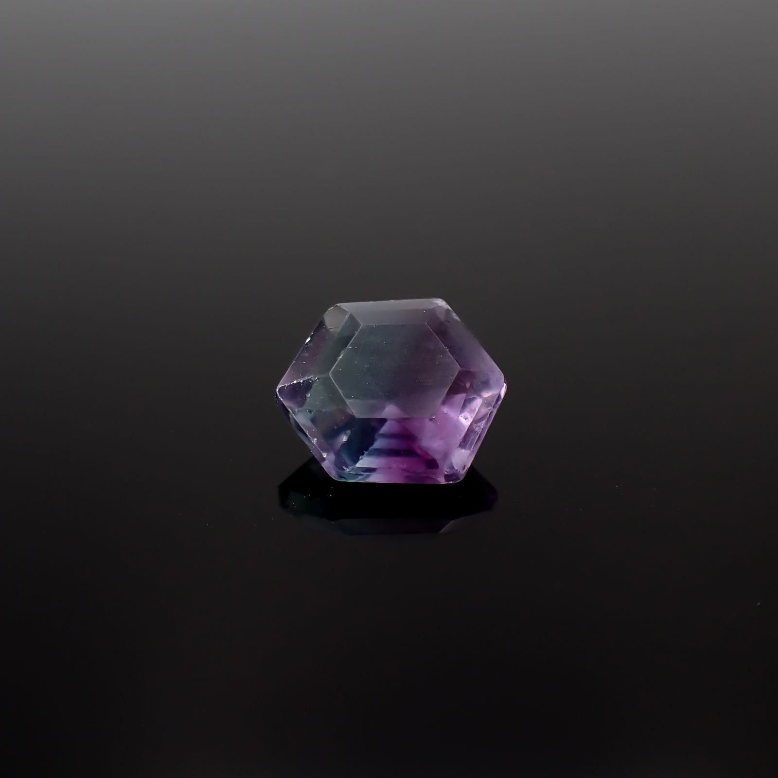 ◇ヘキサゴンカット◇パーティカラーフローライト フルオレッセンス 中国産 2.47ct[240628188]8.2x8.2mm前後