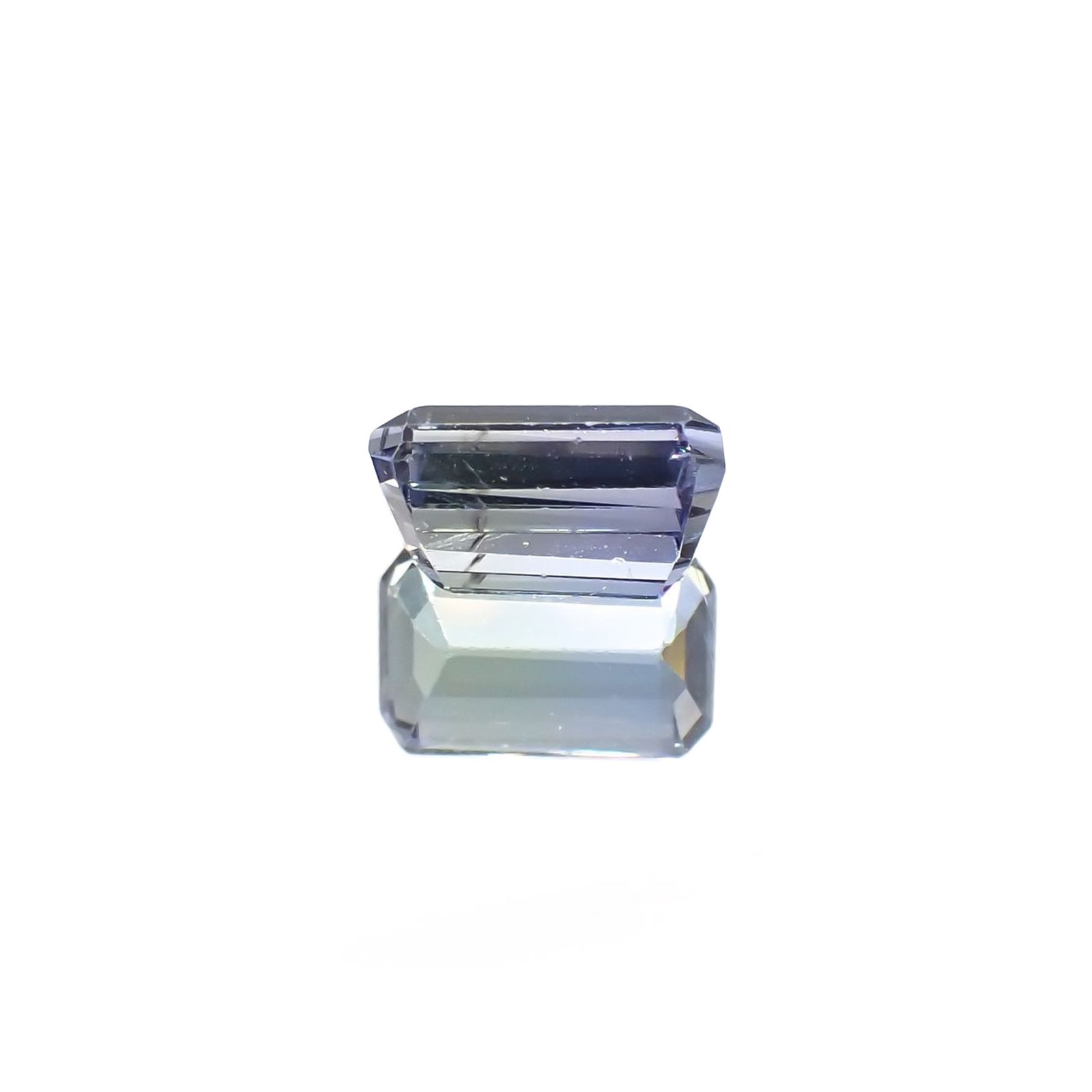 パーティカラータンザナイト(宝石名パーティカラード・ゾイサイト) タンザニア産 ソ付(彩珠) 0.826ct / 6.1x4mm前後 [260311846]