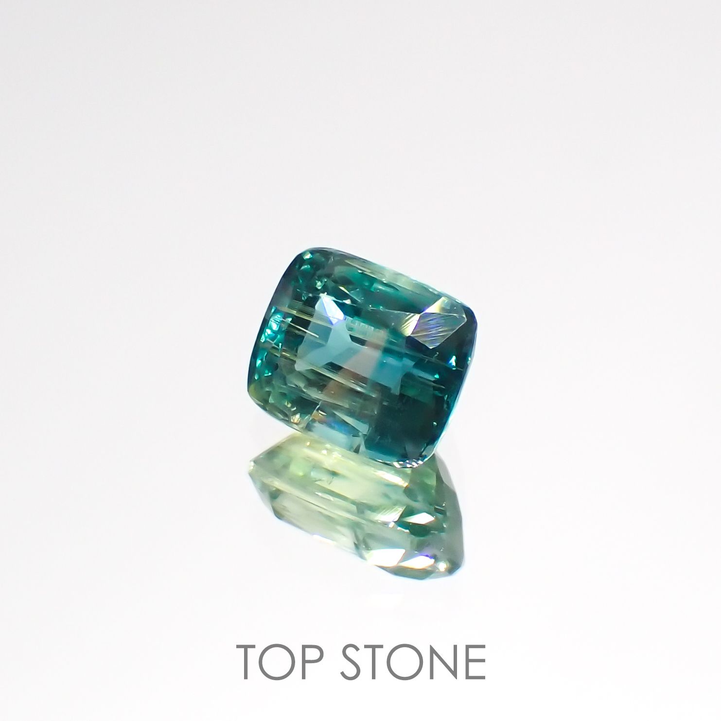 バイカラーカイヤナイト(宝石名カイヤナイト)ネパール産 1.52ct 識別済[220115372]6.5x5.4mm前後