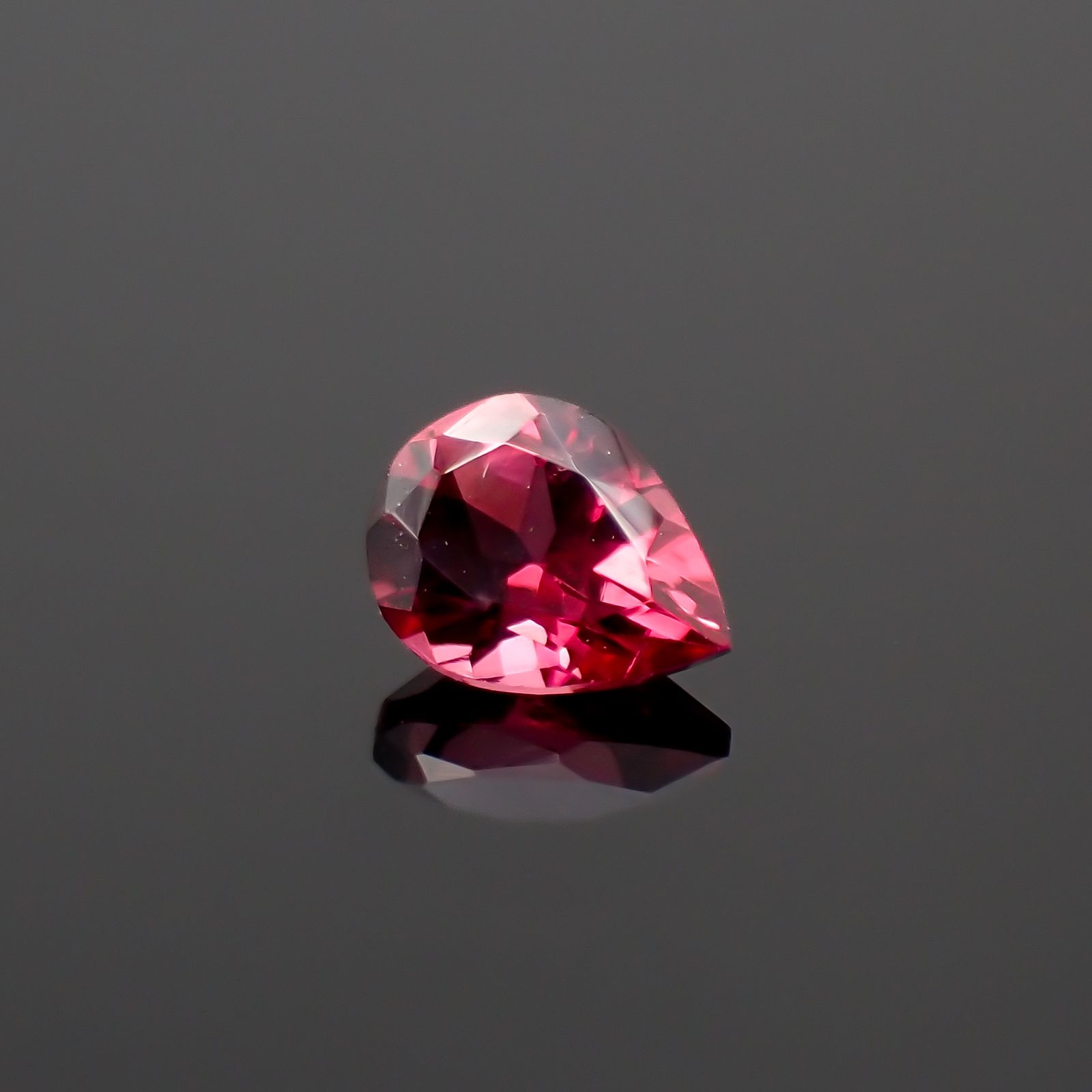 レッドスピネル(宝石名スピネル)タンザニア産 0.19ct 識別済[230522106]4x3.1mm前後