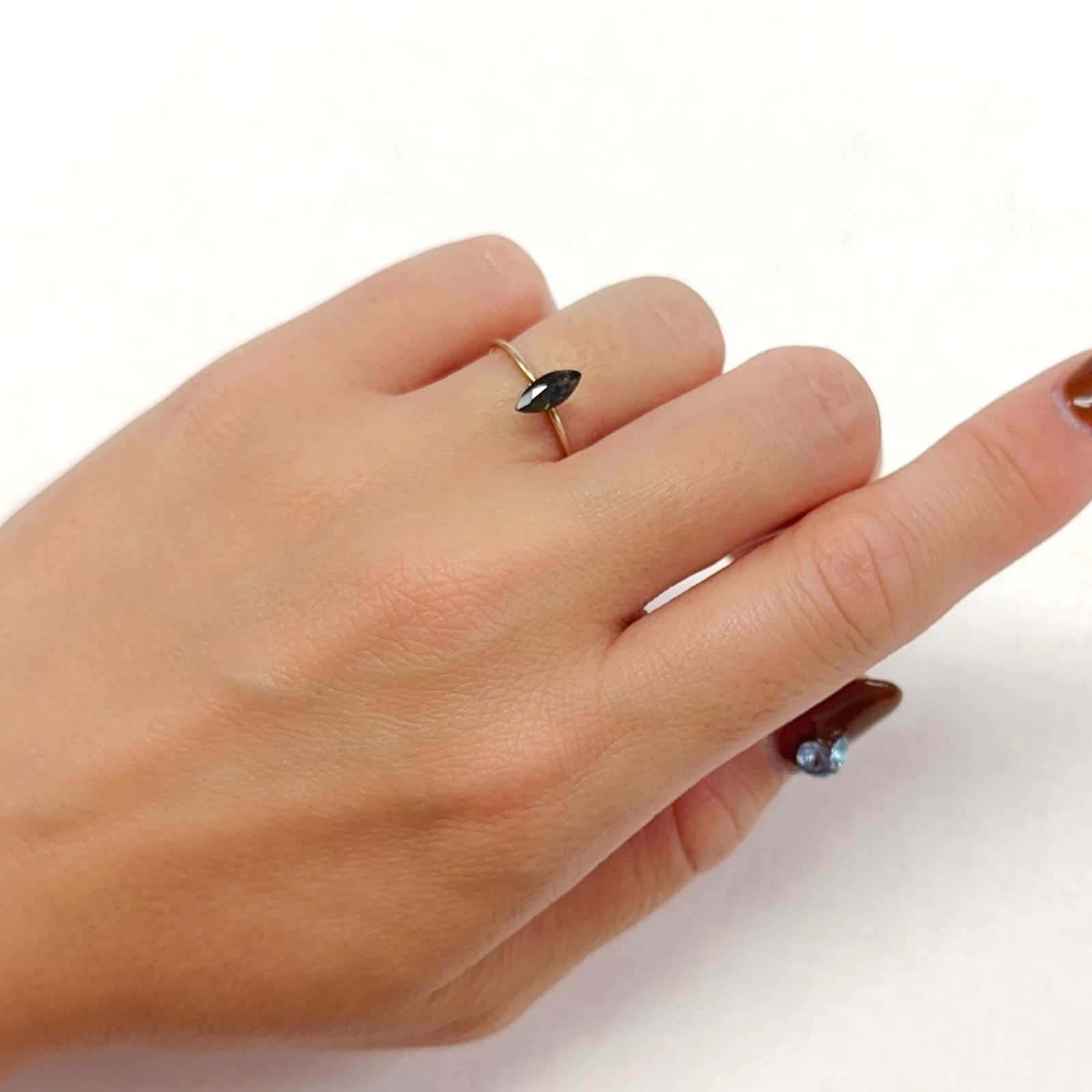 ゴールドシーンサファイア 非加熱(宝石名シーン・サファイア)ケニア産 0.67ct 識別済[231023909]8.2x3.4mm前後