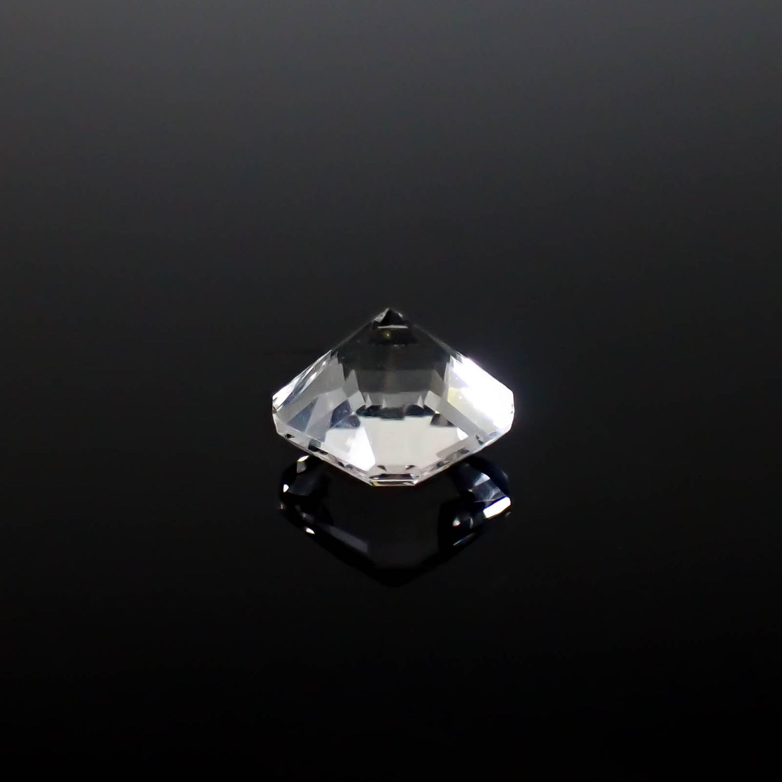 カラーレスフローライト フルオレッセンス イギリス産 2.42ct [250430158]7.4x7.4mm前後
