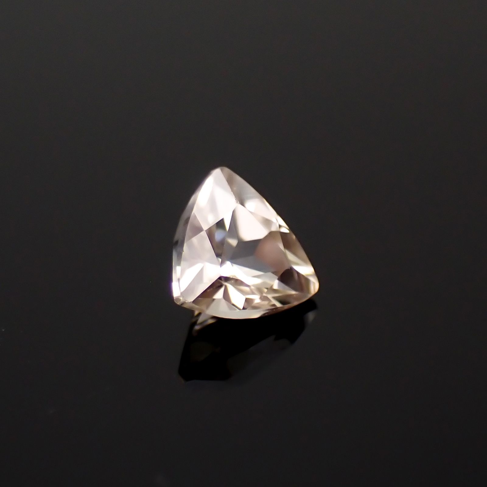 シャンパンカラージルコン スリランカ/カンボジア産 0.61ct[230421646]4.8x5mm前後