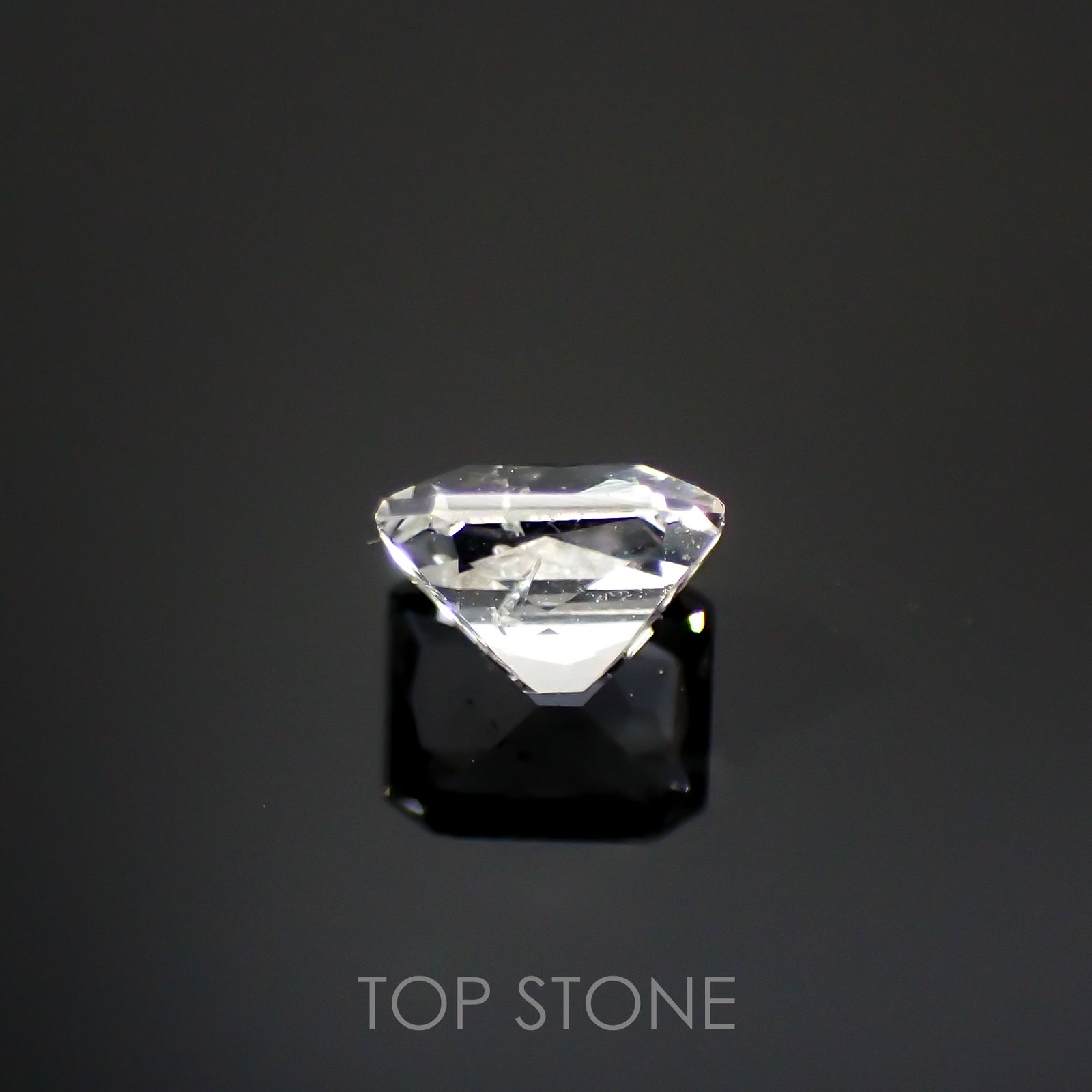 フェナカイト(宝石名フェナカイト)ブラジル産 0.39ct 識別済[220115177]4.6x4mm前後