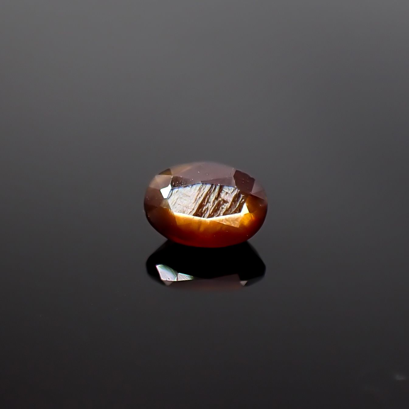 レインボーガーネット 日本・奈良県産 0.80ct / 6.4x4.4mm前後 [260432090]