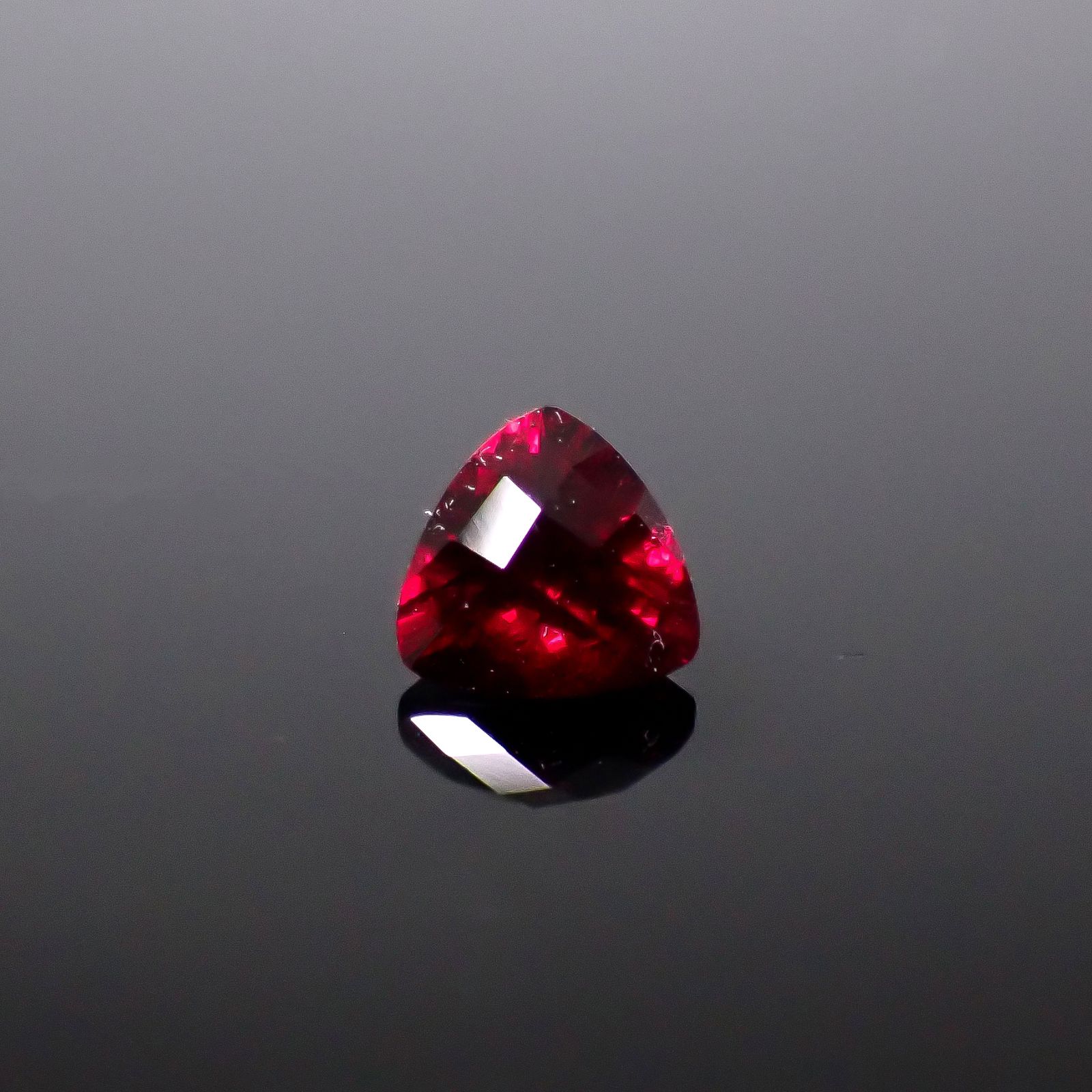 ◇チェッカーカット◇アントヒルガーネット(クロムパイロープガーネット) アメリカ・アリゾナ州産 0.60ct / 5.2x5.3mm前後 [251131340]