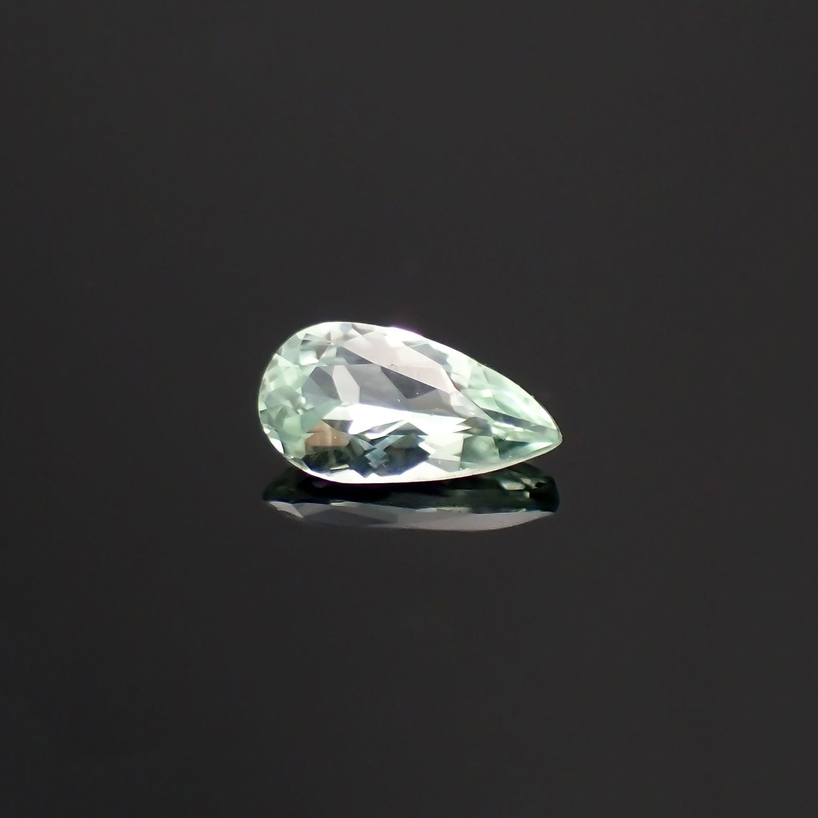 コーネルピン タンザニア産 0.12ct / 4.8x2.5mm前後 [231023859]
