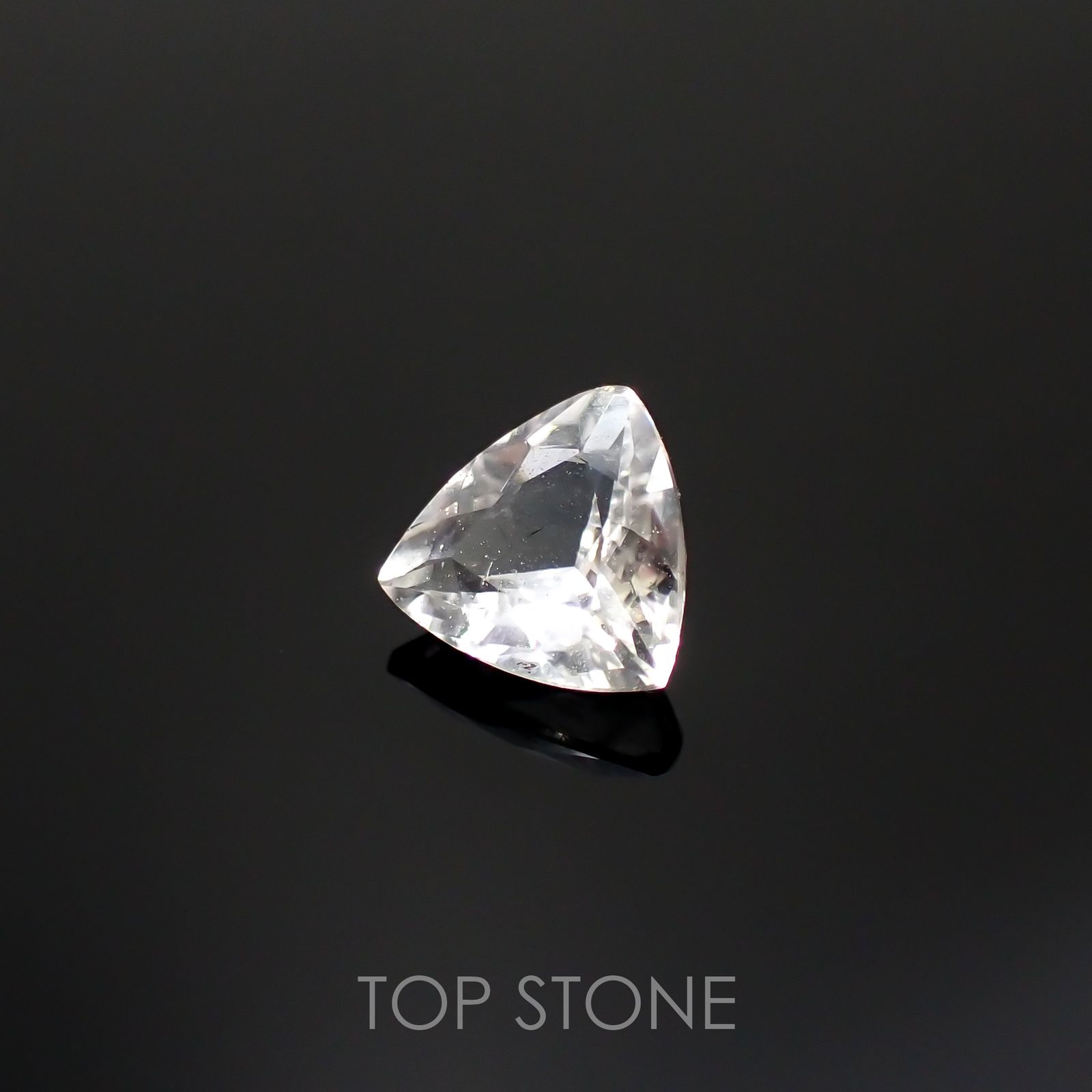 フェナカイト(宝石名フェナカイト)ロシア産 0.86ct 識別済[220515736]6.7x6.8mm前後