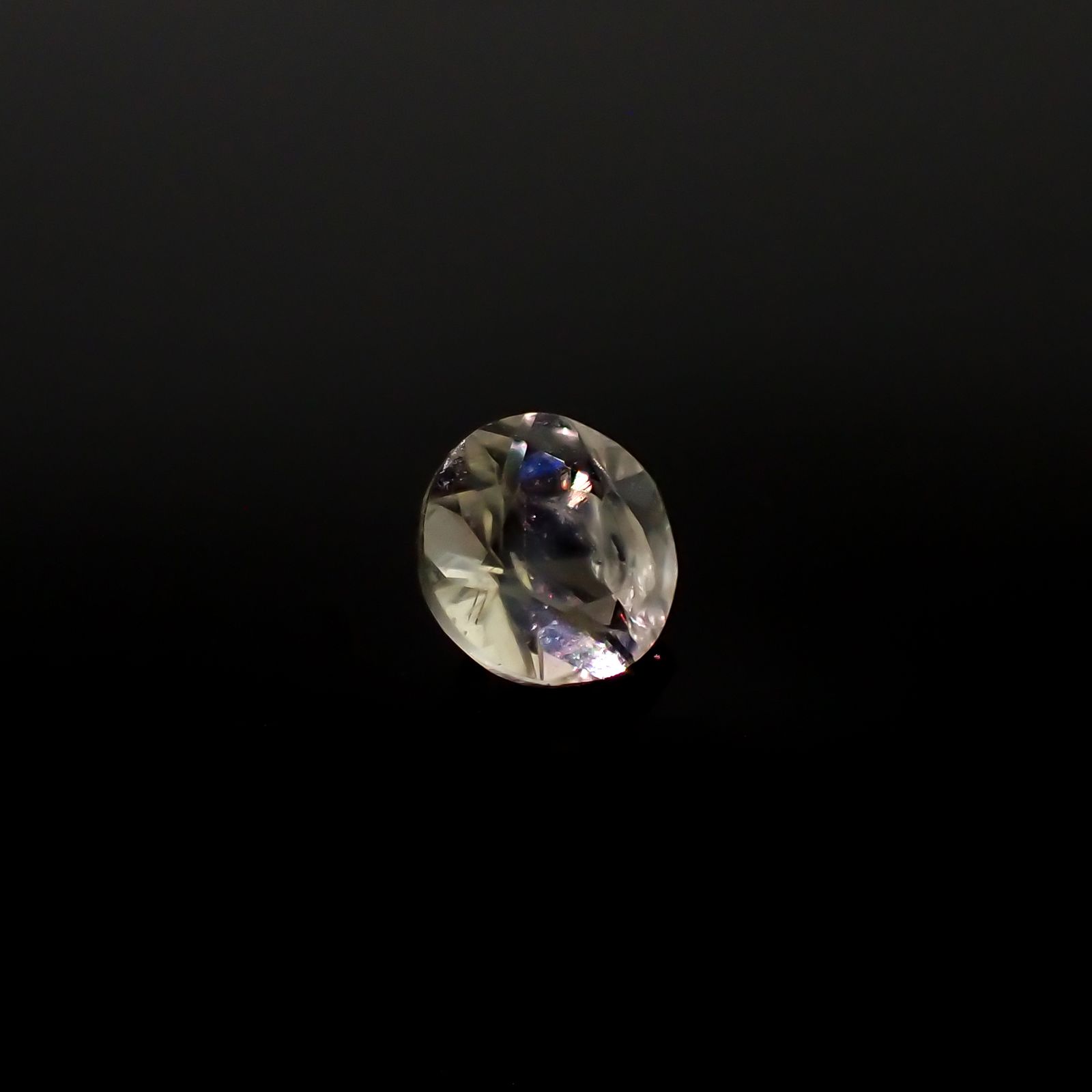 リューサイト 遊色効果あり(宝石名リューサイト)イタリア産 0.34ct 識別済[240527514]4.7x4.6mm前後