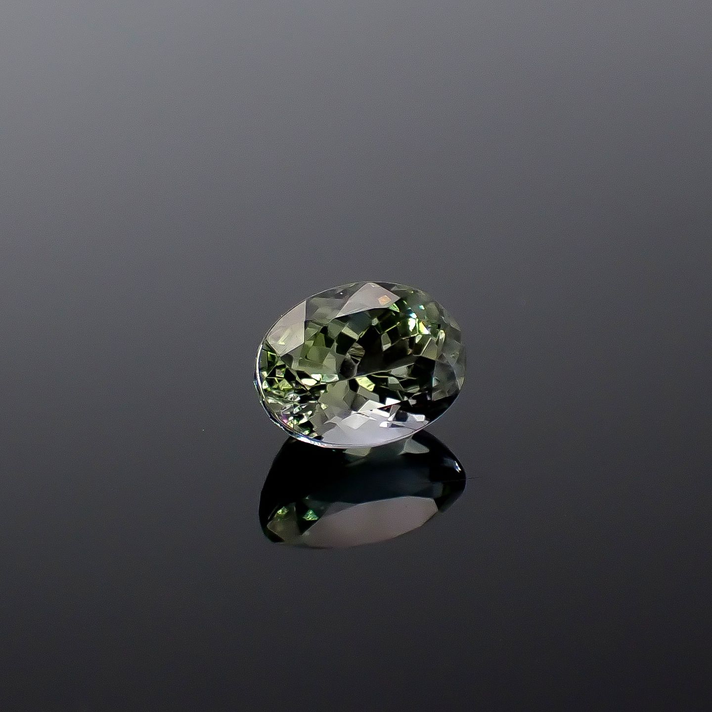 バイカラータンザナイト(宝石名グリーン・ゾイサイト)タンザニア産 ソ付(彩珠) 3.838ct / 10.4x7.7mm前後 [251231474]