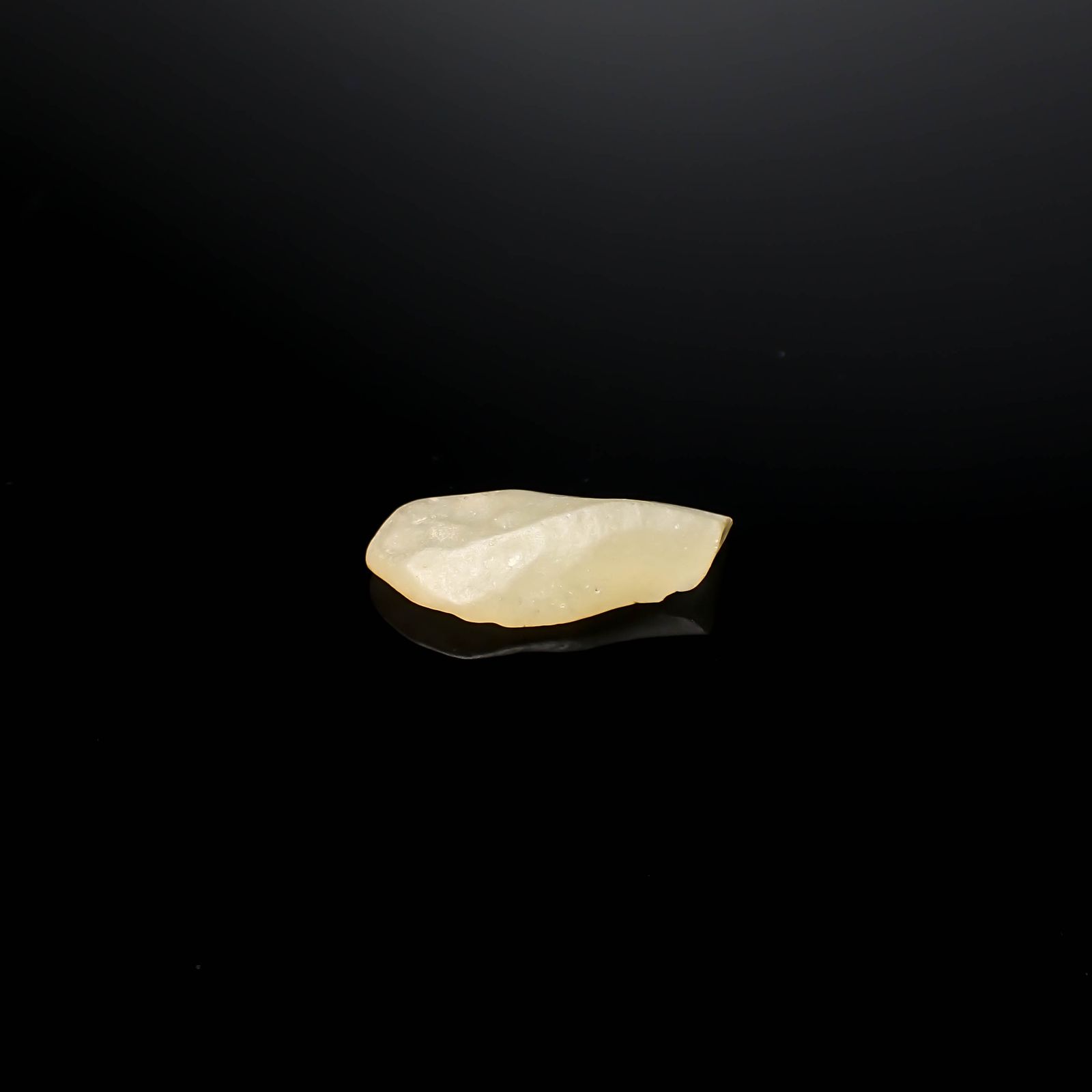 リビアングラス 原石 発見地：エジプト・リビア砂漠 12.79ct [241029285]28.4x13.7mm前後