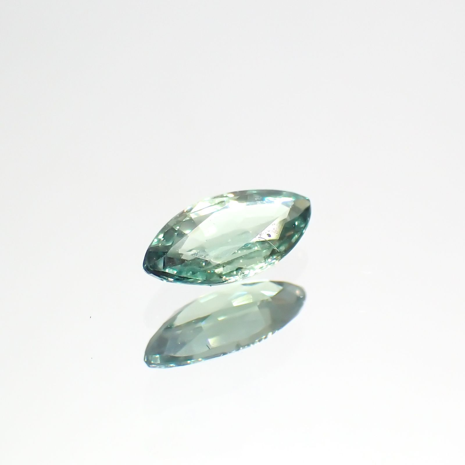 アレキサンドライト(宝石名アレキサンドライト)マダガスカル産 0.34ct 識別済[220114618]6.7x3.3mm前後