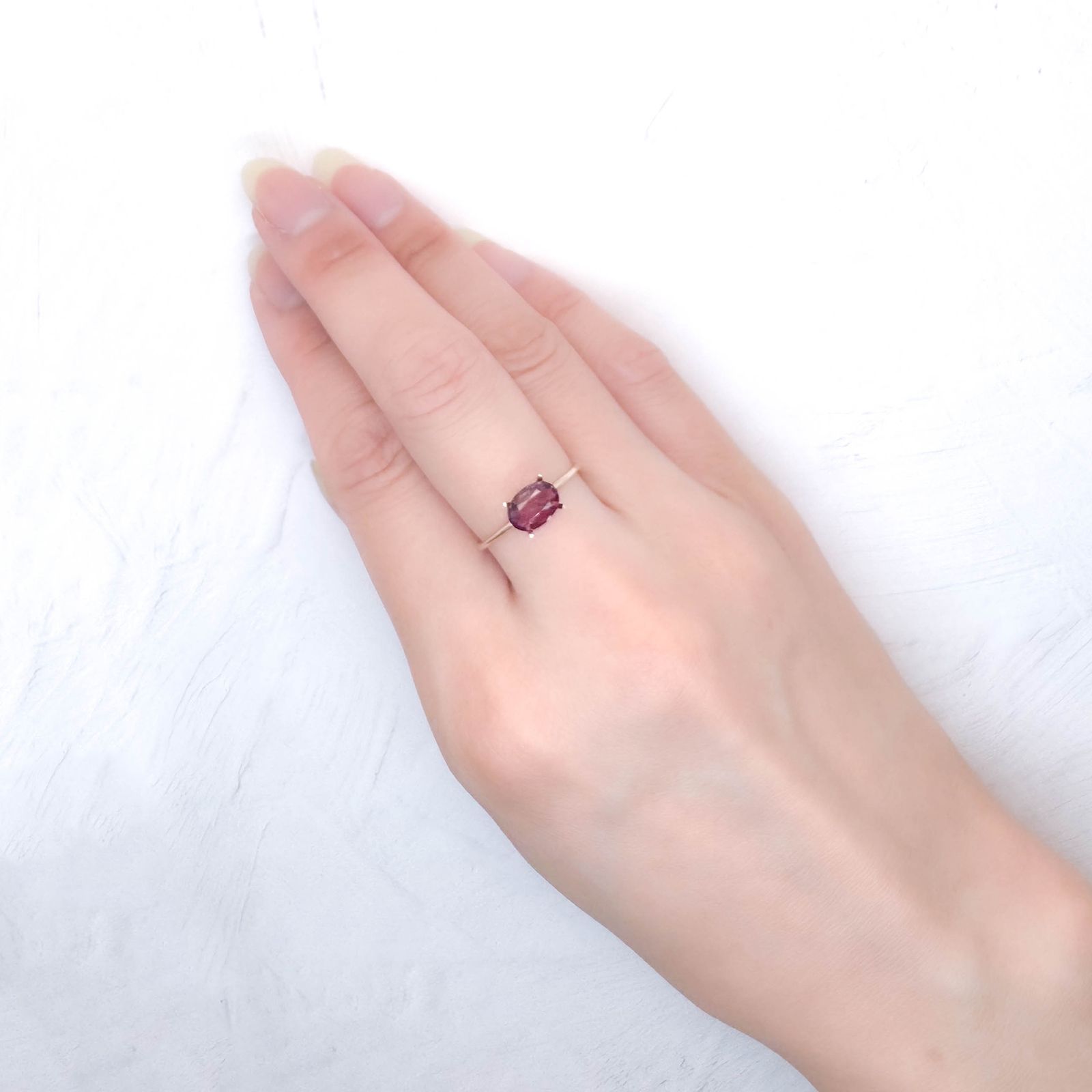 パープルサファイア(宝石名パープル・サファイア) カシミール産 ソ付(彩珠) 0.895ct / 7.8×5.6mm前後 [251010238]