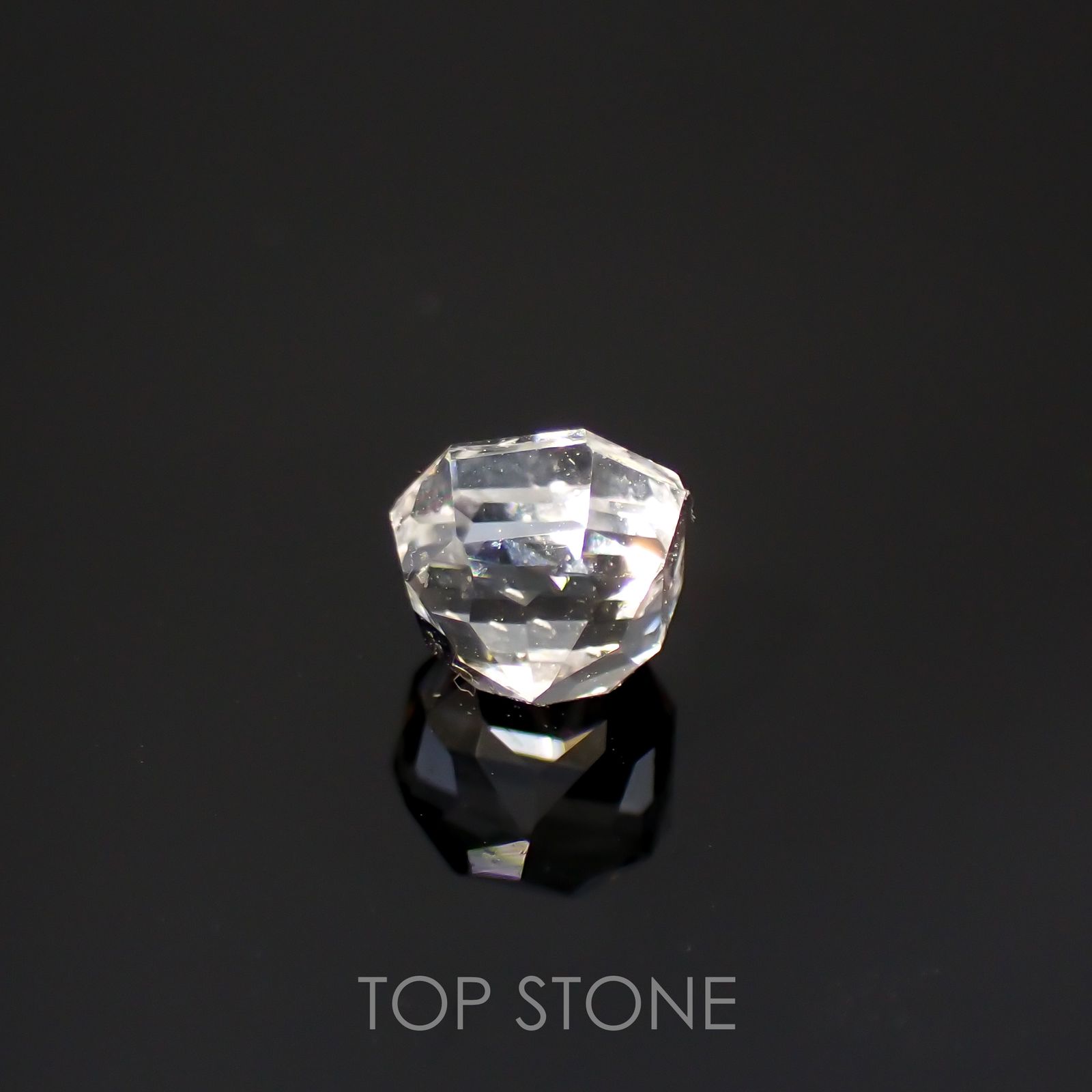 カラーレスエンスタタイト(宝石名ホワイト・エンスタタイト)スリランカ産 0.79ct 識別済[220115574]4.8x4.5mm前後