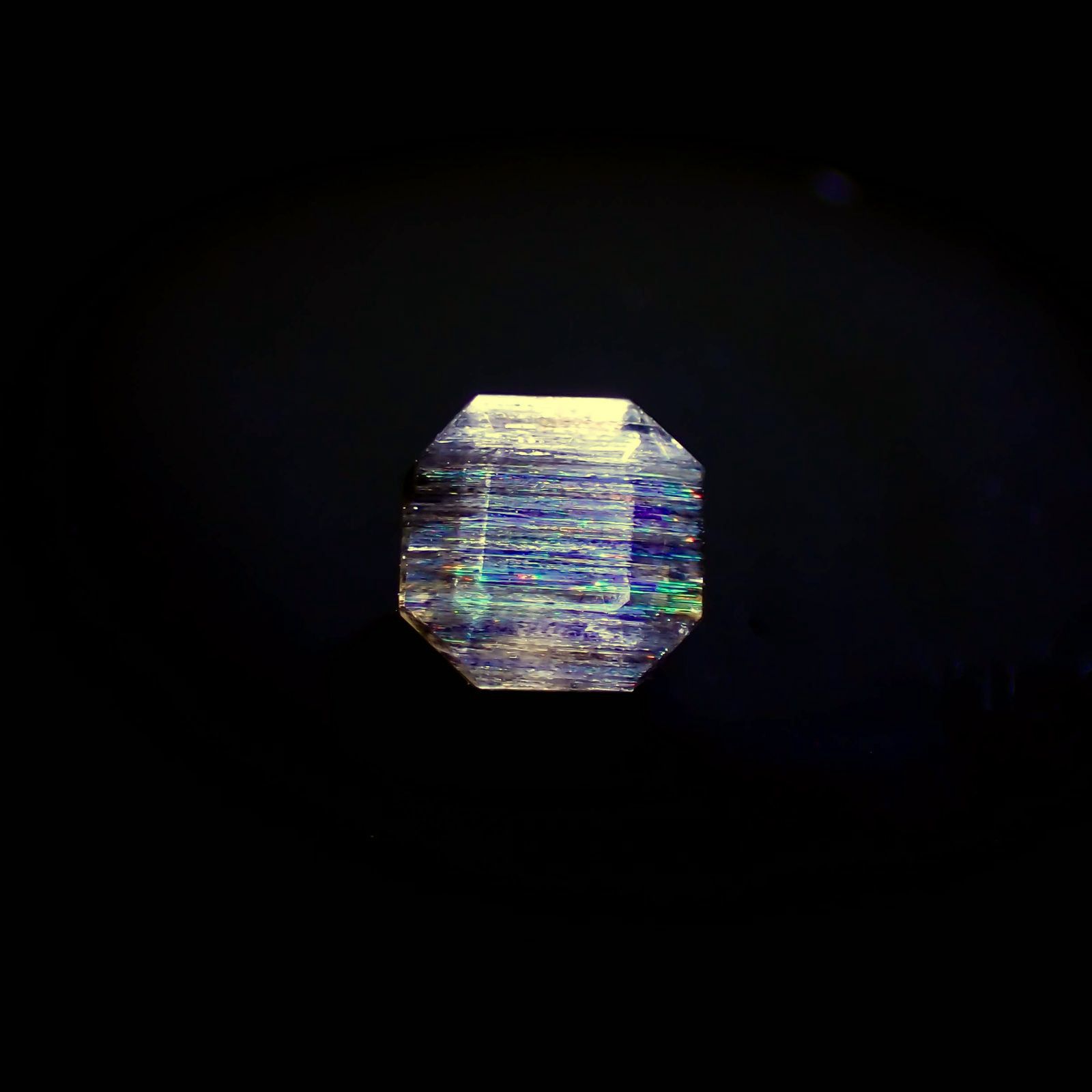 レインボースキャポライト ブラジル産 0.92ct / 6.1x6mm前後 [260825061]