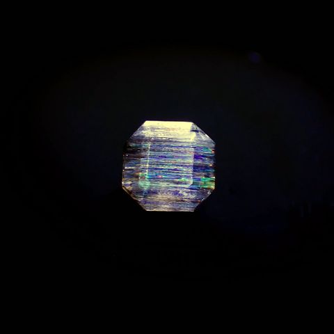 レインボースキャポライト ブラジル産 0.92ct / 6.1x6mm前後 [260825061]