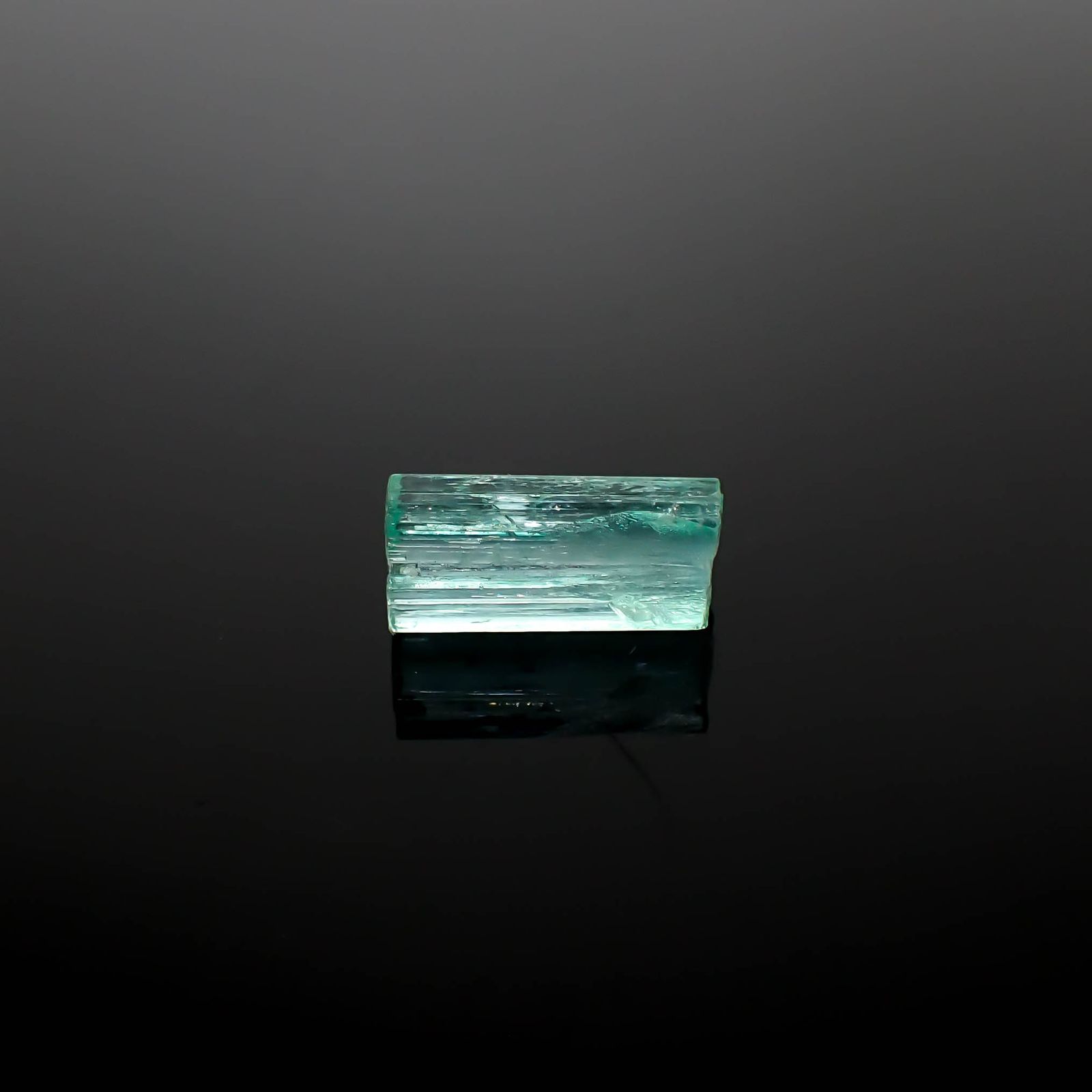 エメラルド柱状結晶 原石 コロンビア産 4.49ct[240427259]13.4x6.2mm前後