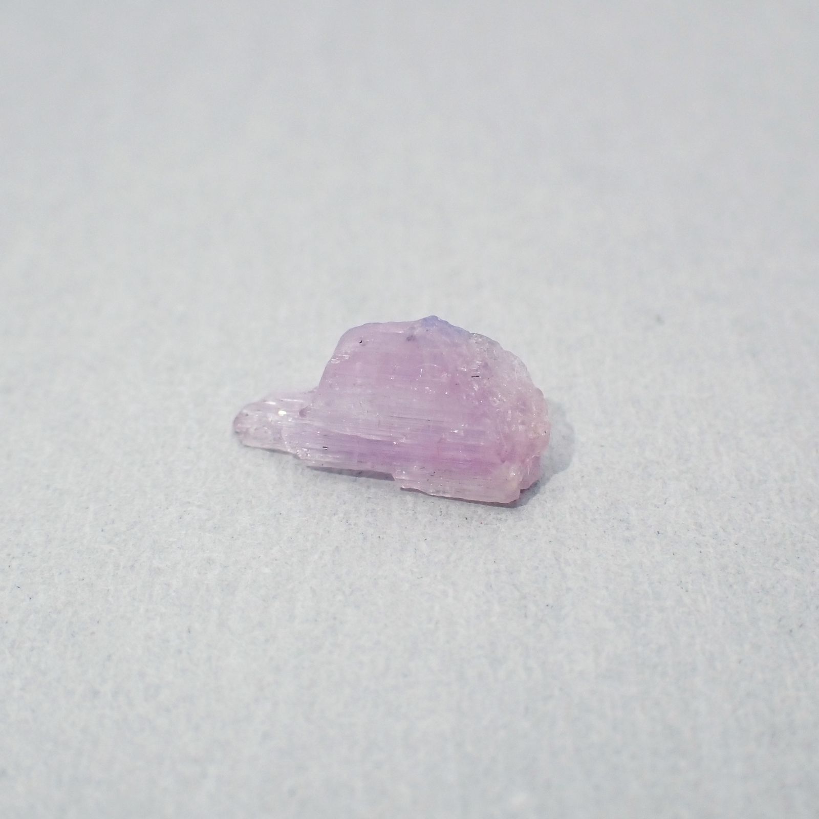 ピンクゾイサイト 原石 タンザニア産 2.44ct[231225001]12.9x6.5mm前後