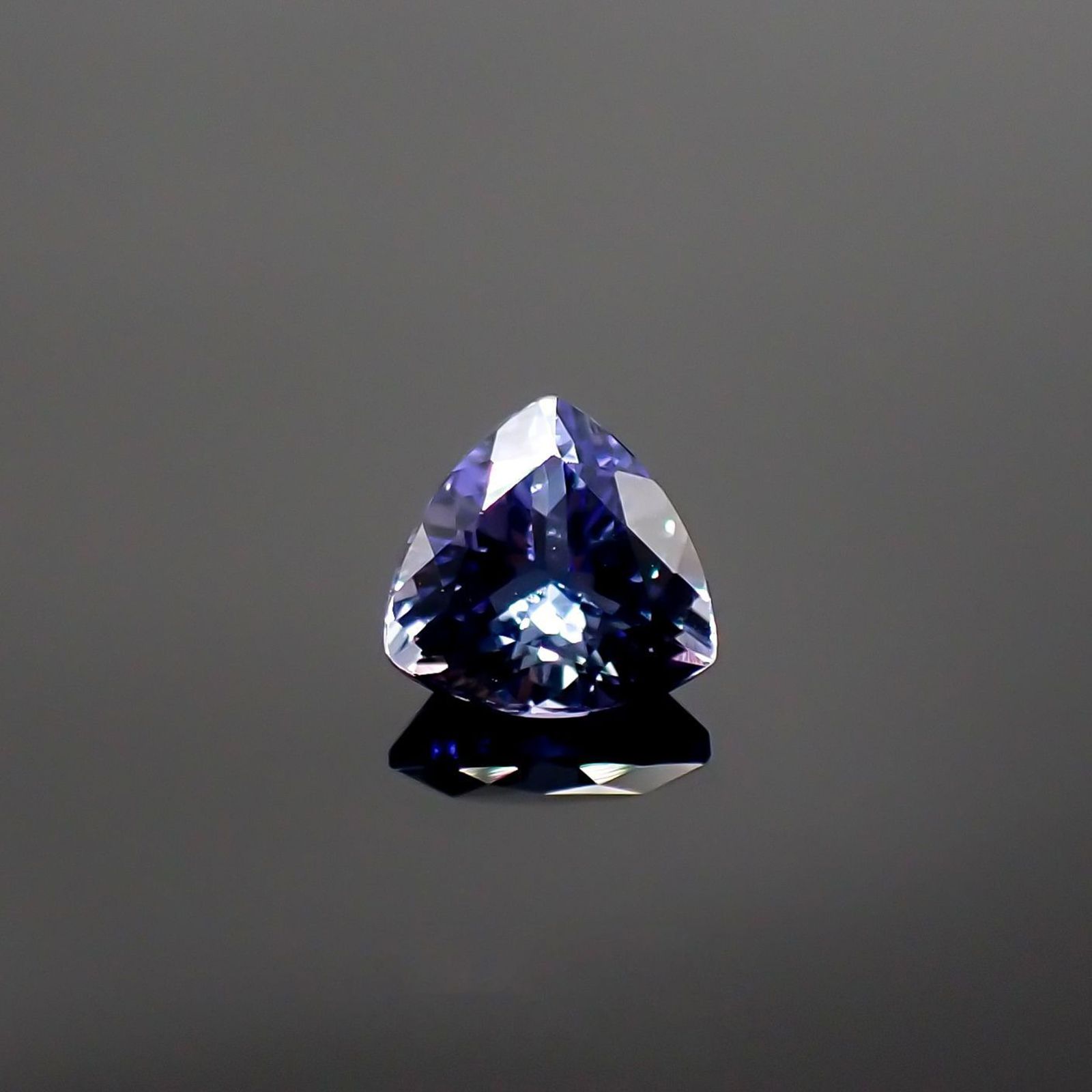 バイカラータンザナイト(宝石名タンザナイト) タンザニア産 ソ付(彩珠) 1.413ct / 7.1x7mm前後 [210711822]