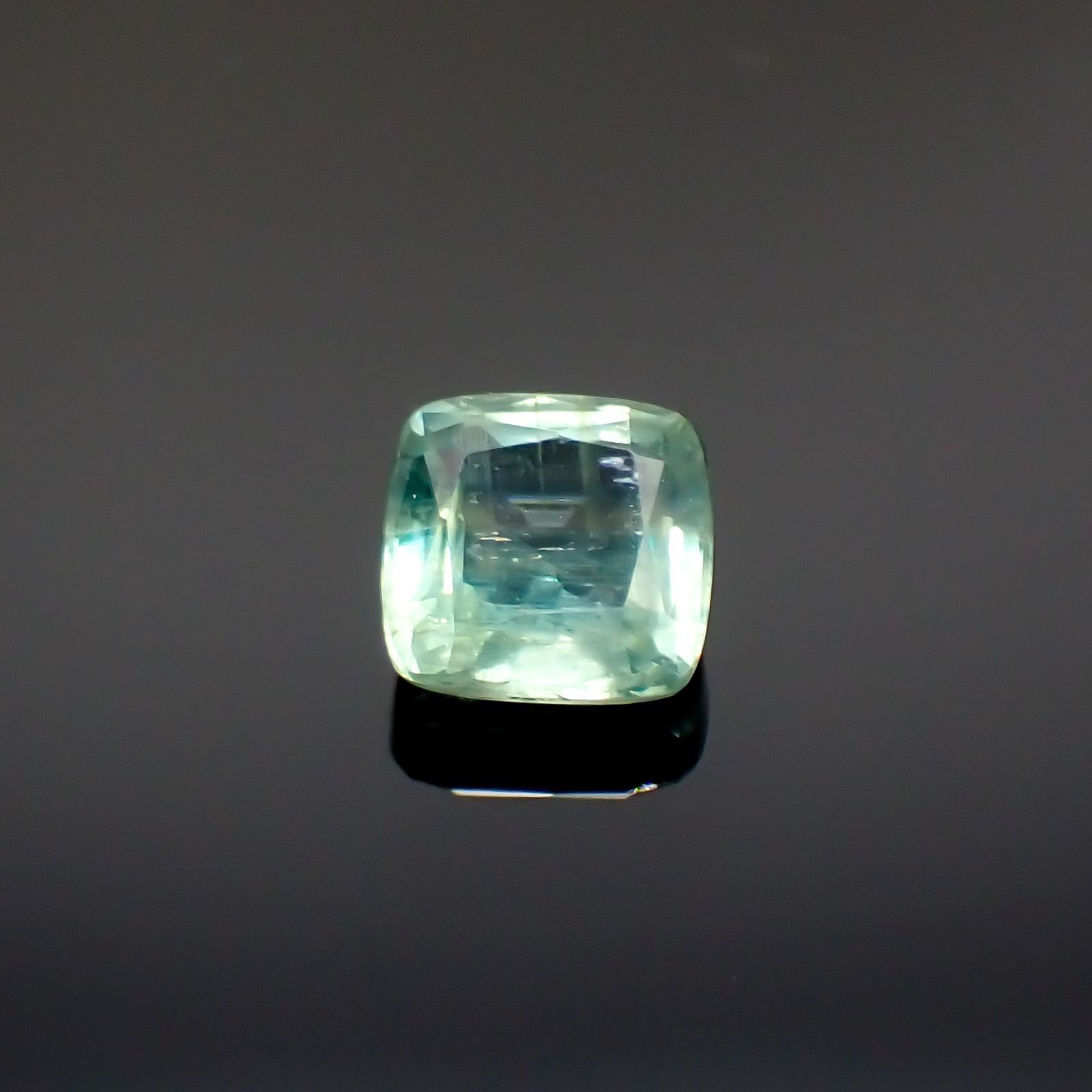 バイカラーカイヤナイト(宝石名カイヤナイト)ネパール産 識別済 1.21ct / 5.9x5.7mm前後 [260315370]