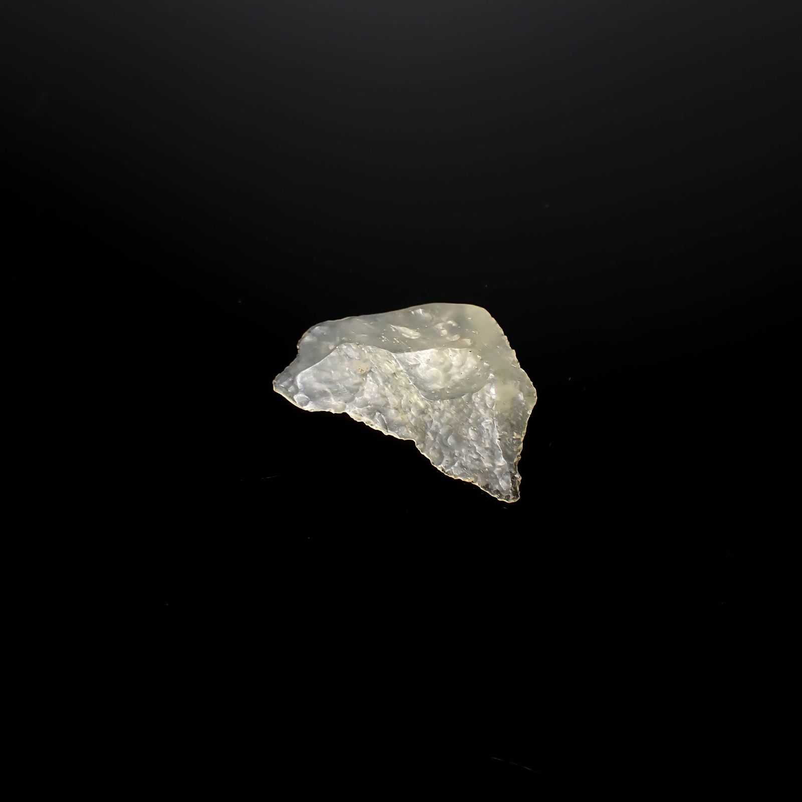 リビアングラス 原石 発見地：エジプト・リビア砂漠 13.46ct [241029284]32.9x21.3mm前後