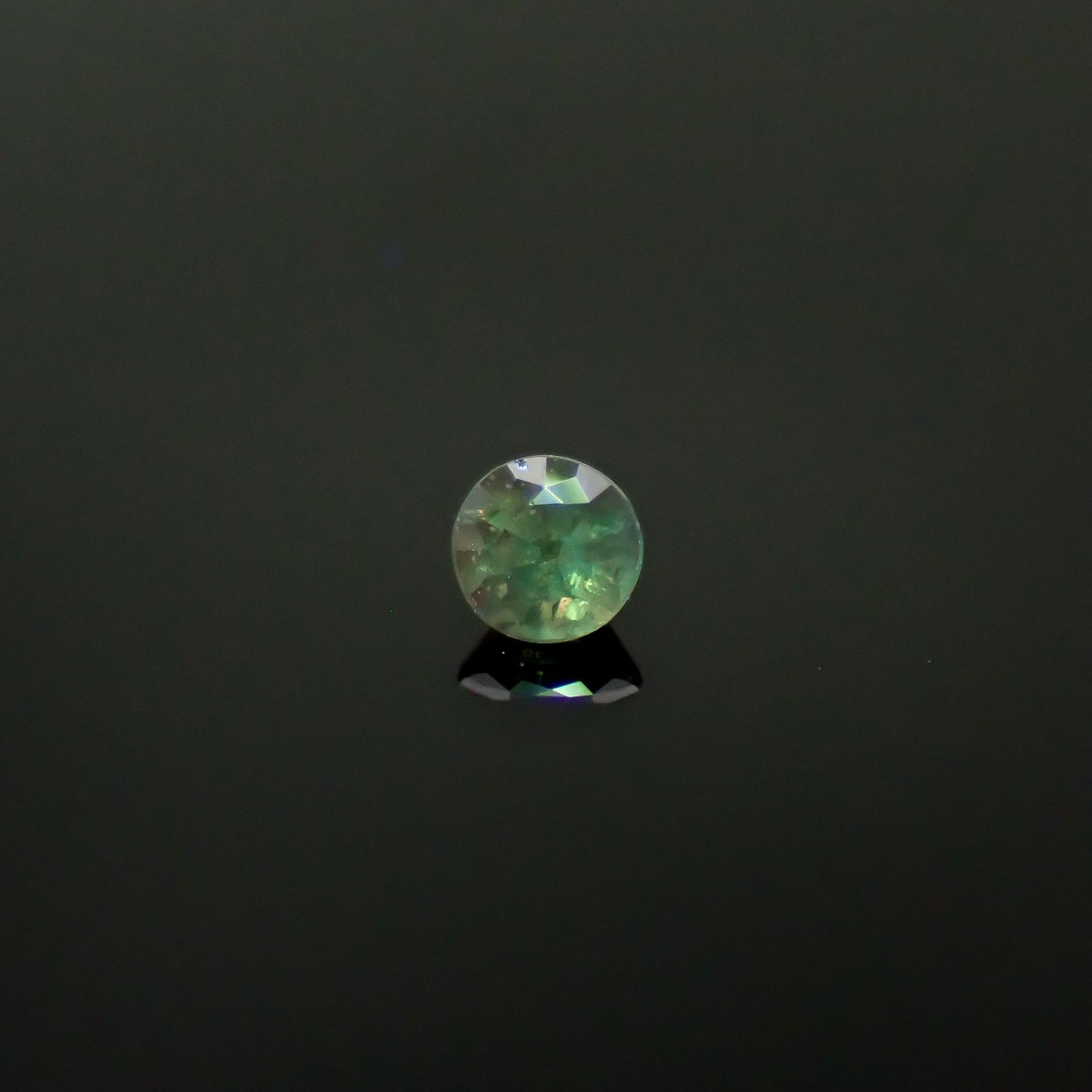 シルキーアレキサンドライト ブラジル・ミナスジェライス州ヘマチタ鉱山産 0.11ct / 2.8x2.7mm前後 [250931025]