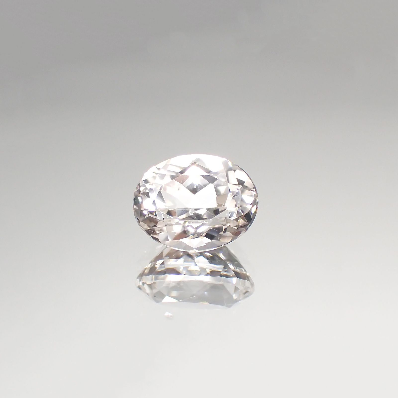カラーレススポジュミン(宝石名ホワイト・スポジュミン) ブラジル産 3.09ct 識別済[210912628]9.9×7.8mm前後